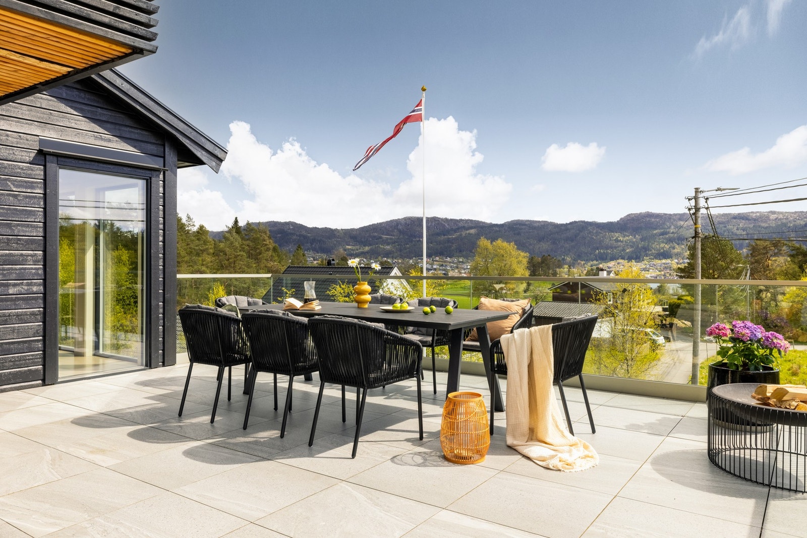 Hovedetasjen har en stor terrasse med plass til flere sosiale soner. Galleribilde