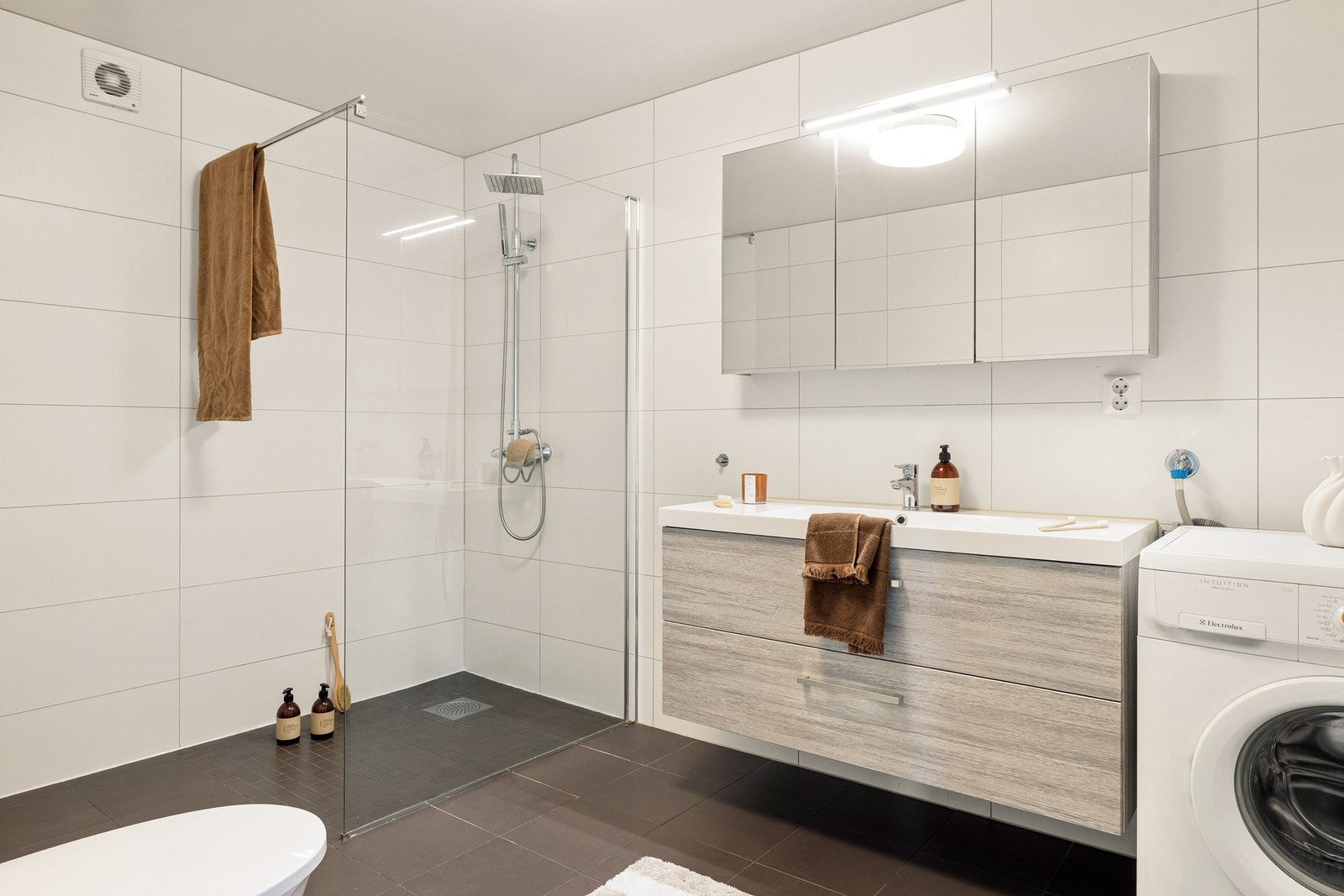 Badet i underetasjen er helfliset og måler 8 kvm. Galleribilde