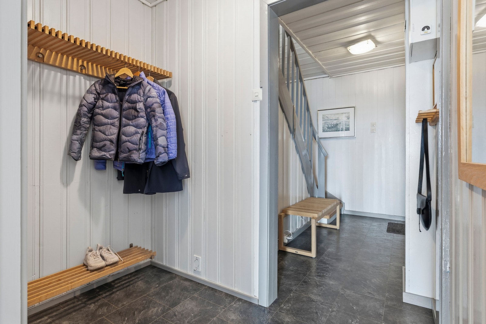 Det er plass til oppbevaring av yttertøy og sko Galleribilde