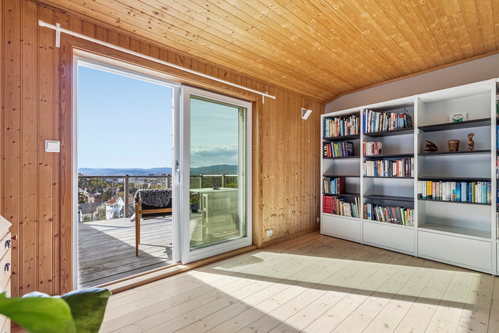Fra soverommet er det utgang til en vestvendt veranda Galleribilde