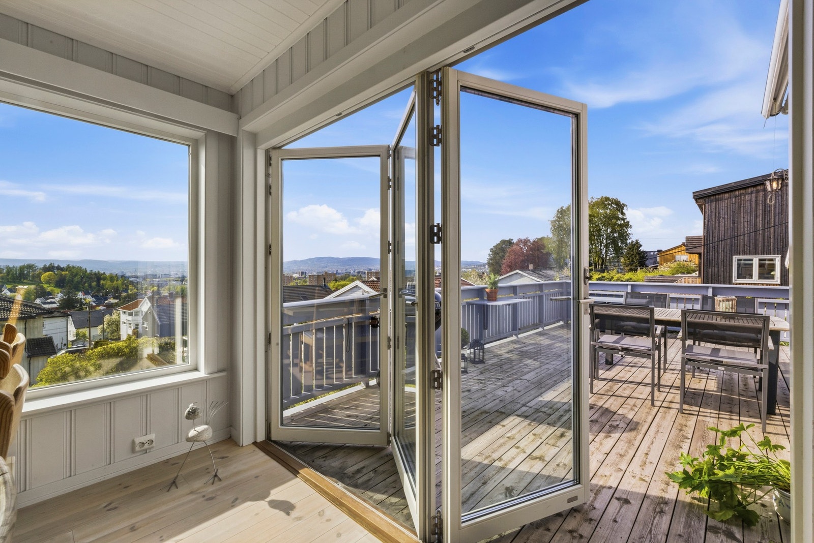 Mellom stuen og verandaen er det skyvedører Galleribilde
