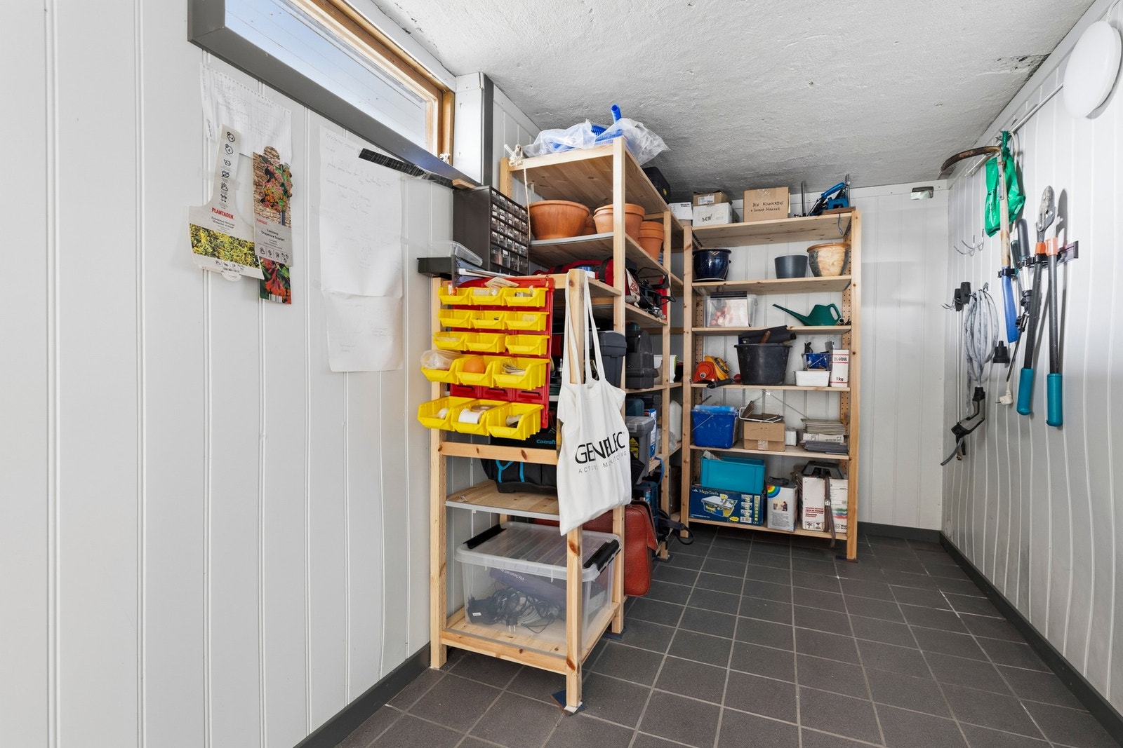 Lyst og praktisk rom med god oppbevaringsplass og vegghyller Galleribilde