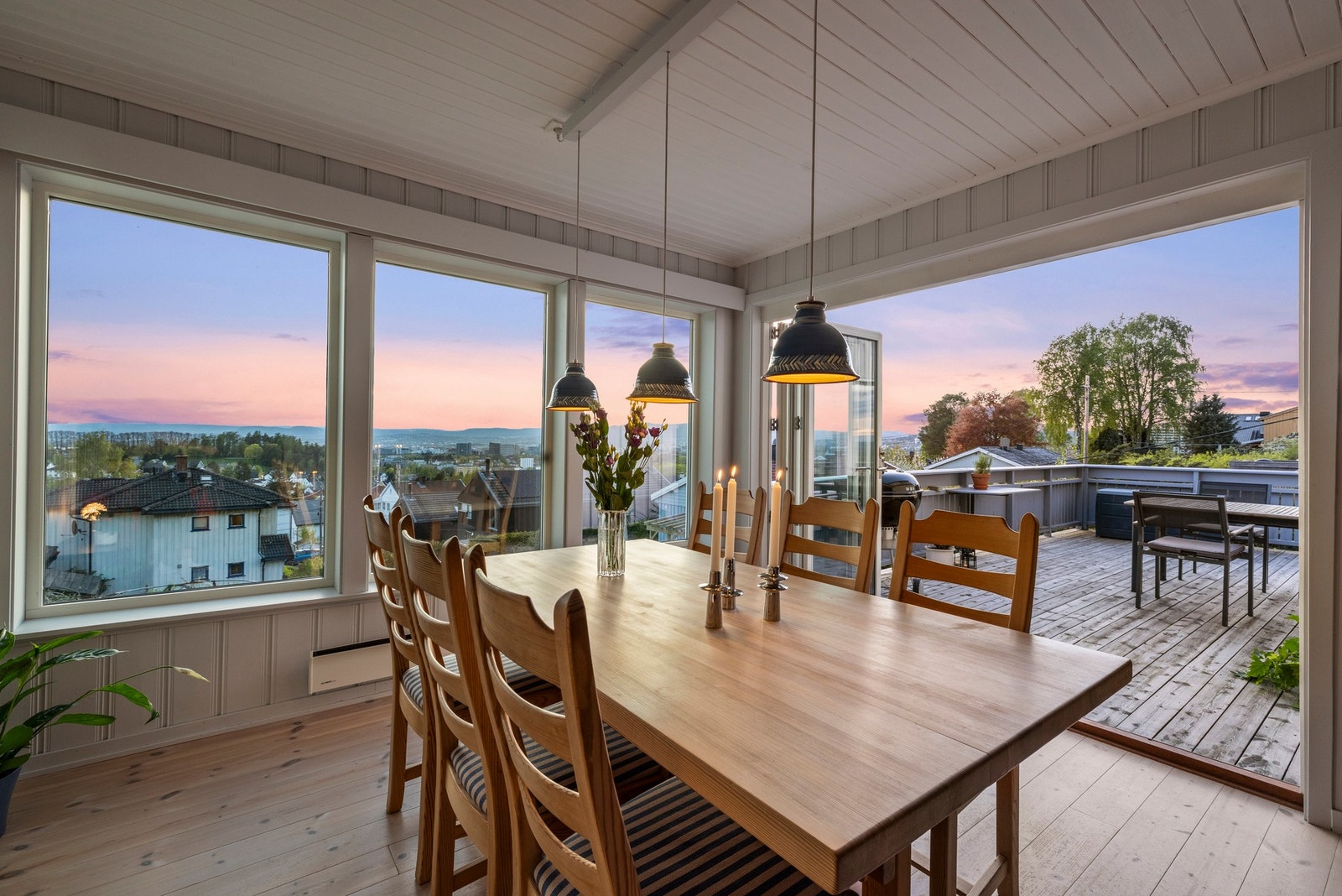 Fra stuen kommer du ut på en veranda på ca. 21 m² Galleribilde