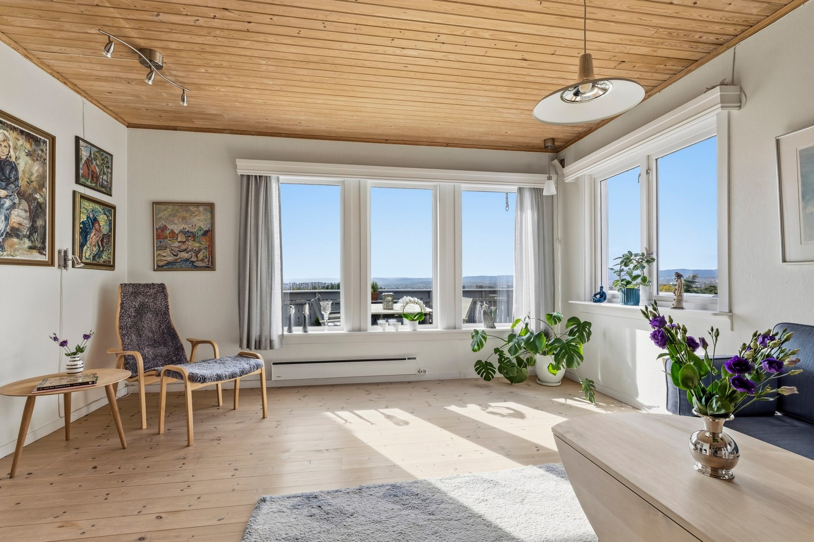 Vinduer gir naturlig lysinnslipp som bidrar til en praktisk bruk av rommet gjennom dagen Galleribilde