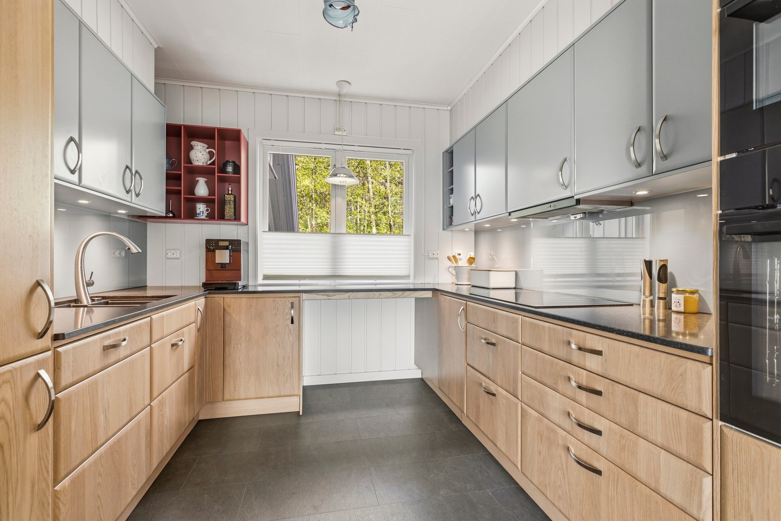 Det er utstyrt med glatte fronter som gir et ryddig uttrykk, og benkeplate i slitesterk steinkompositt Galleribilde