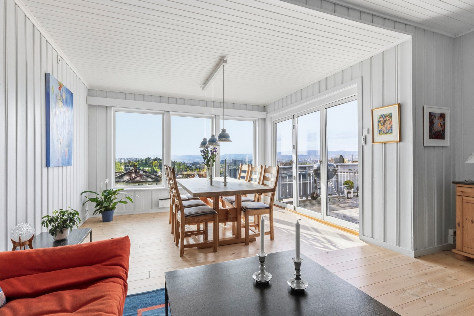 Rommet gir plass til innredning med spisebord og tilhørende møbler Galleribilde