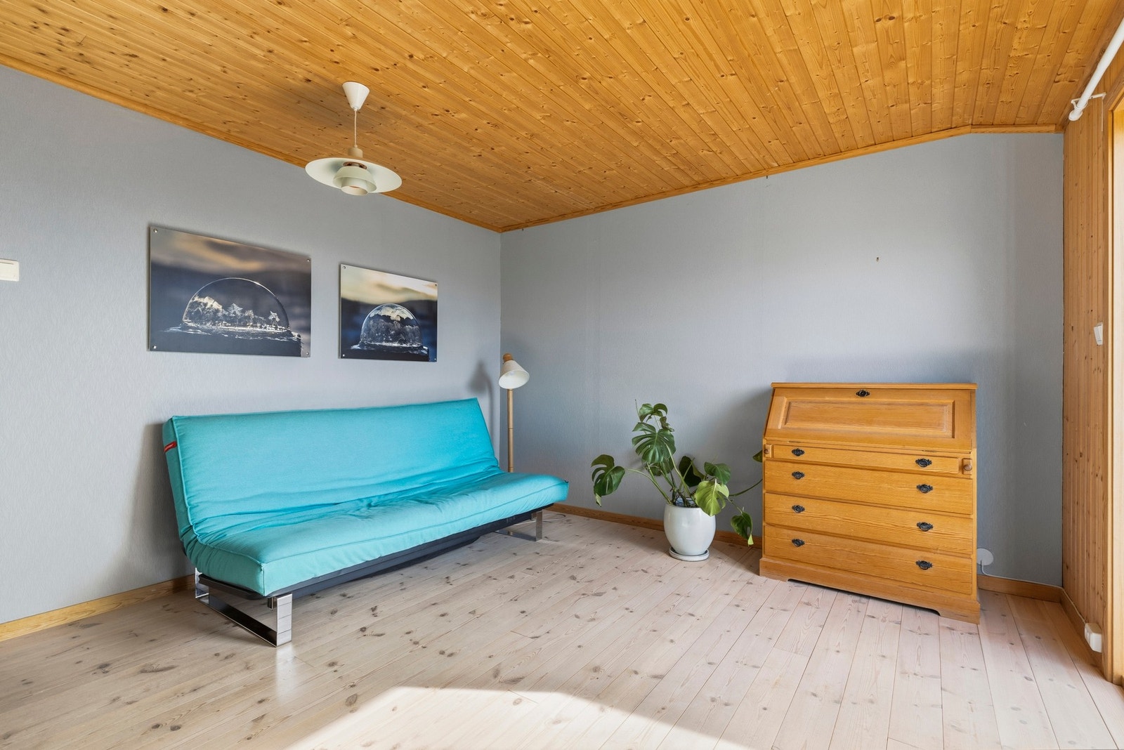 Soverom 2 har god størrelse til å bruke som soverom eller som oppholdsrom Galleribilde
