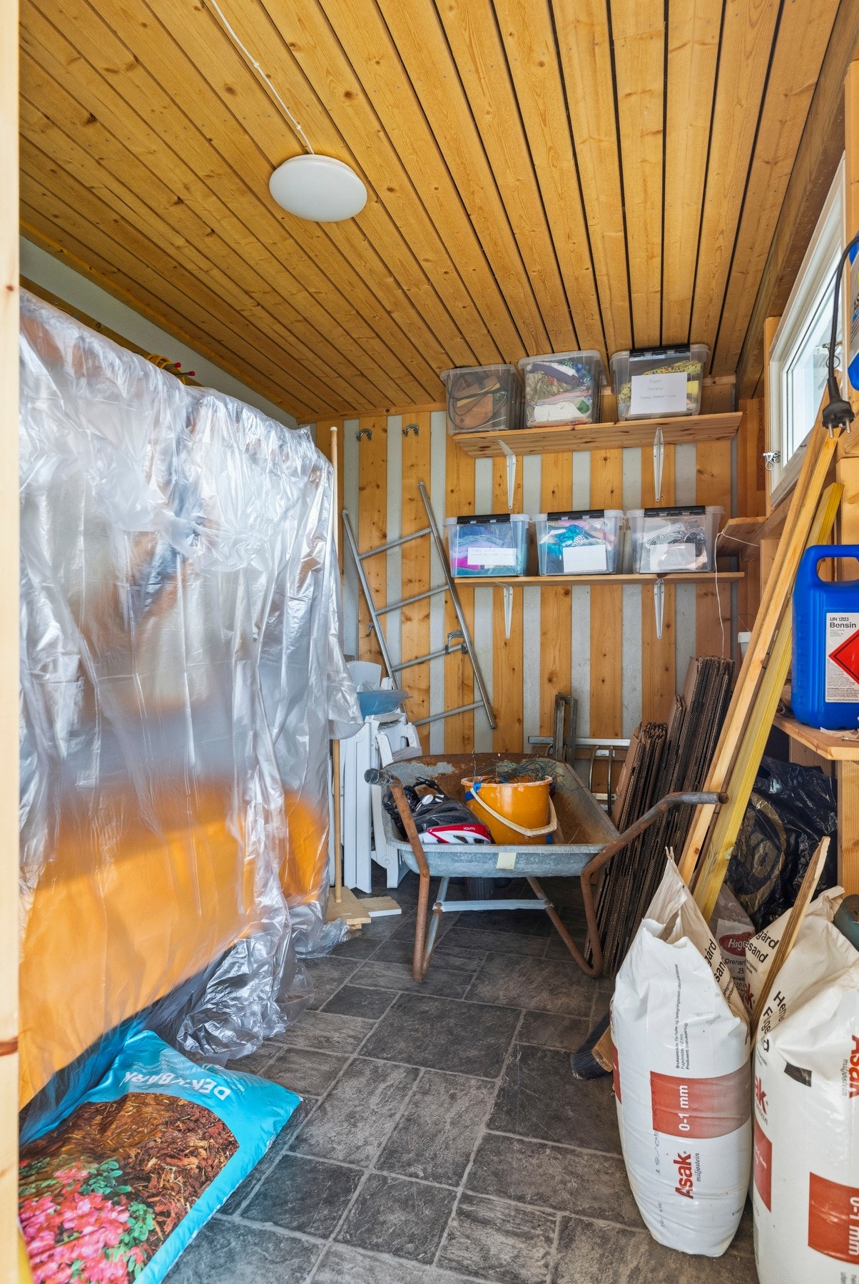 En av bodene blir brukt til oppbevaring Galleribilde