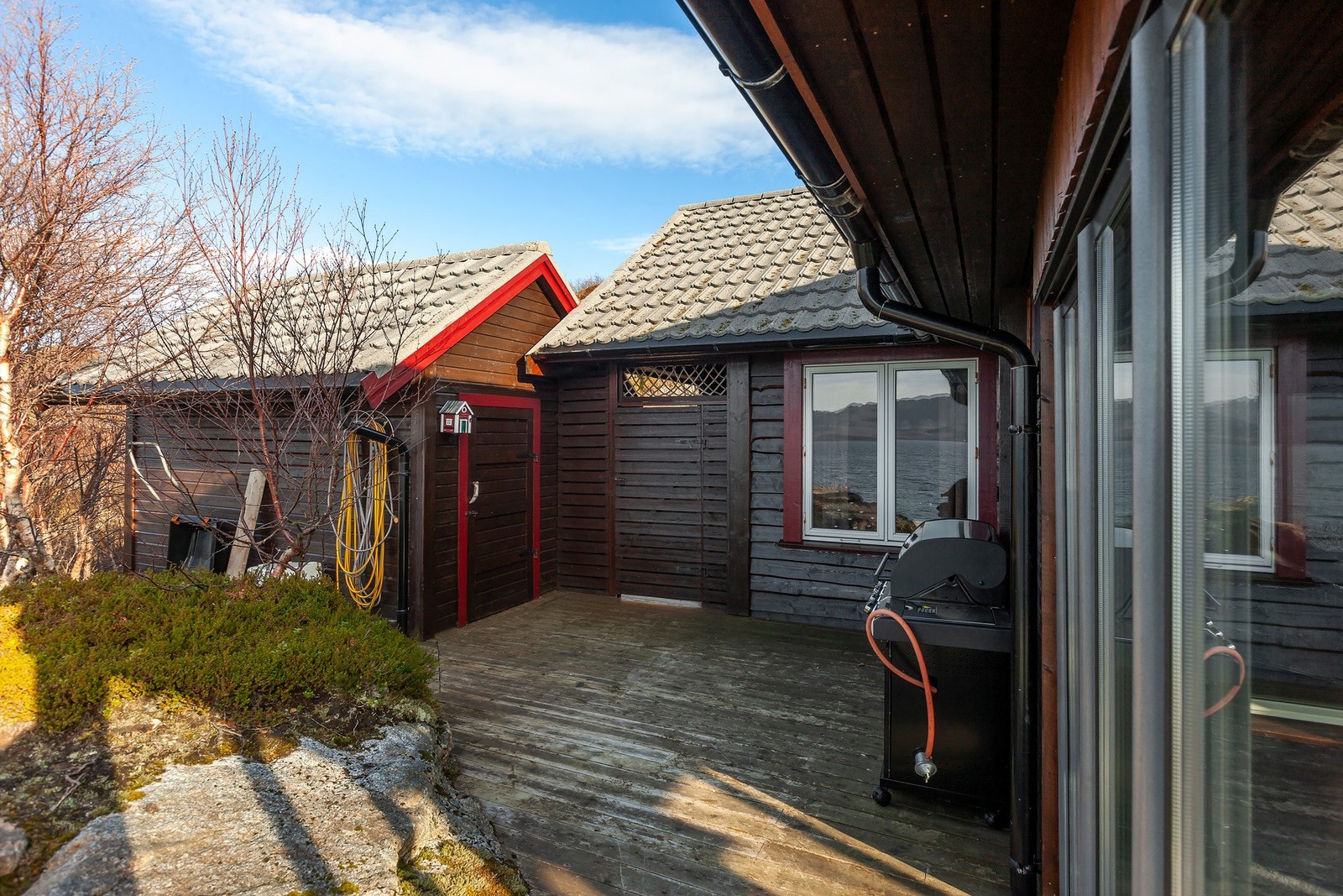 Trivelig terrasse med gode solforhold og fin utsikt mot sjø og omgivelser. Galleribilde