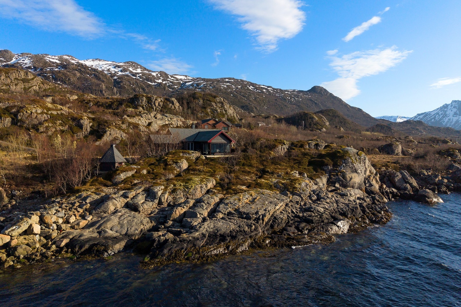 Boligen ligger fint til nedenfor veien og har flott utsikt mot reka. Galleribilde