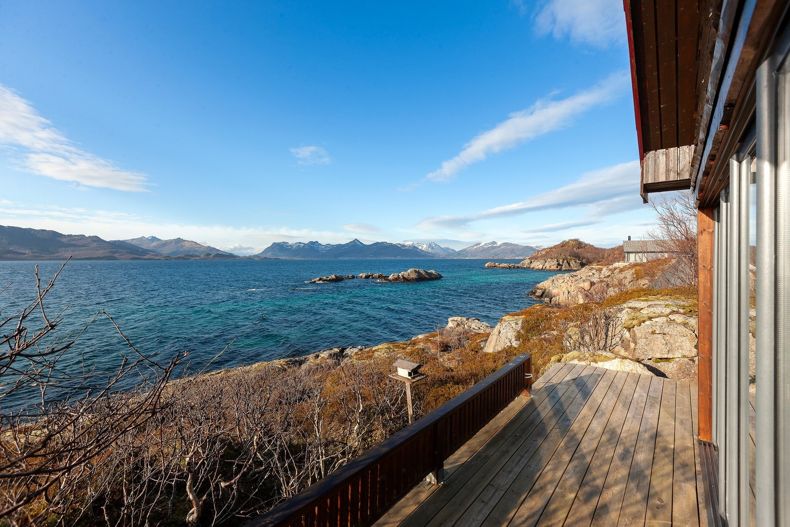 Uteområdet rundt hytten er som skapt for ekte hytteliv - med naturen tett på fra alle kanter. Galleribilde