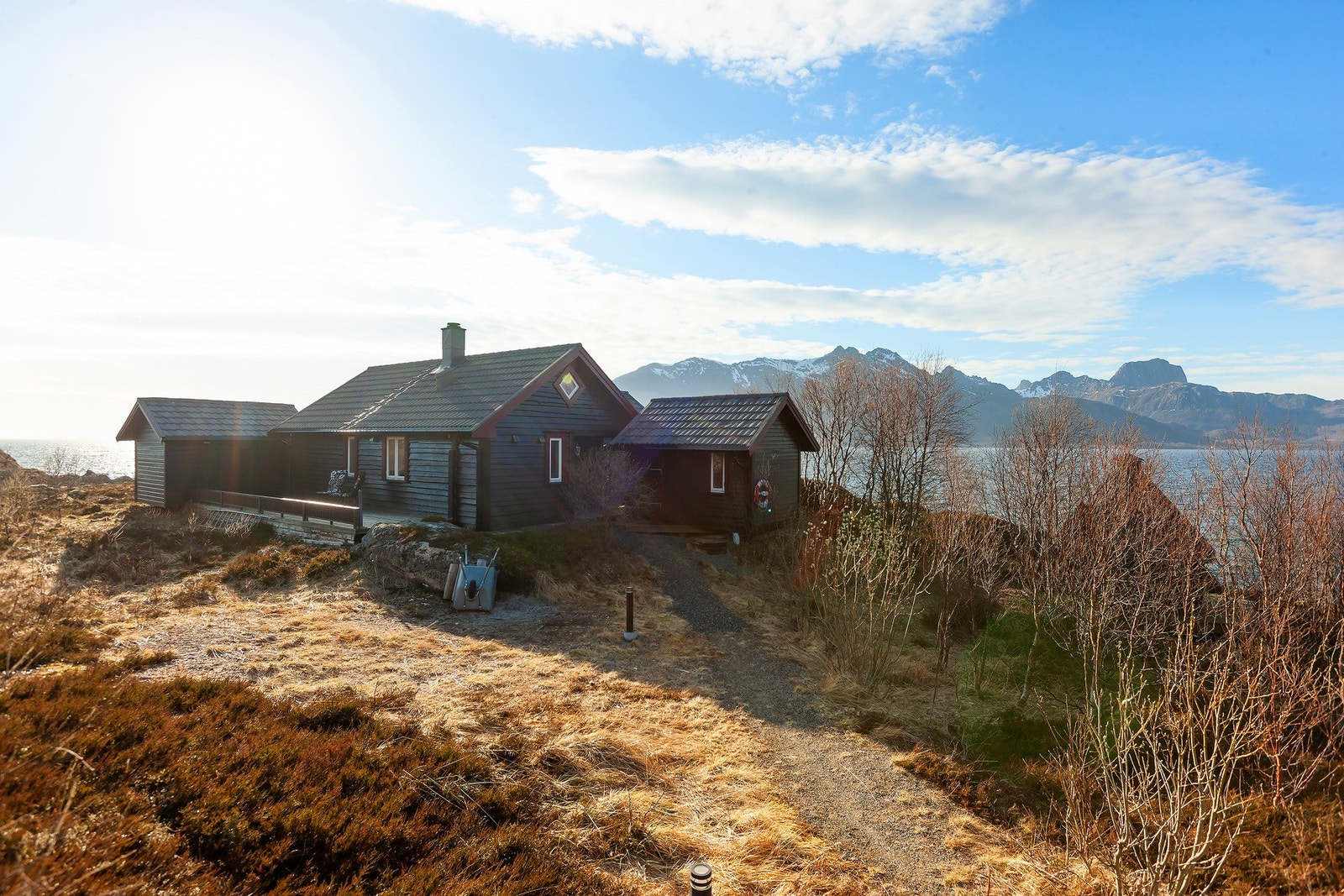 En koselig sti ned fra parkeringsplassen leder deg inn til hytten - som å ankomme et lite ferieparadis. Galleribilde