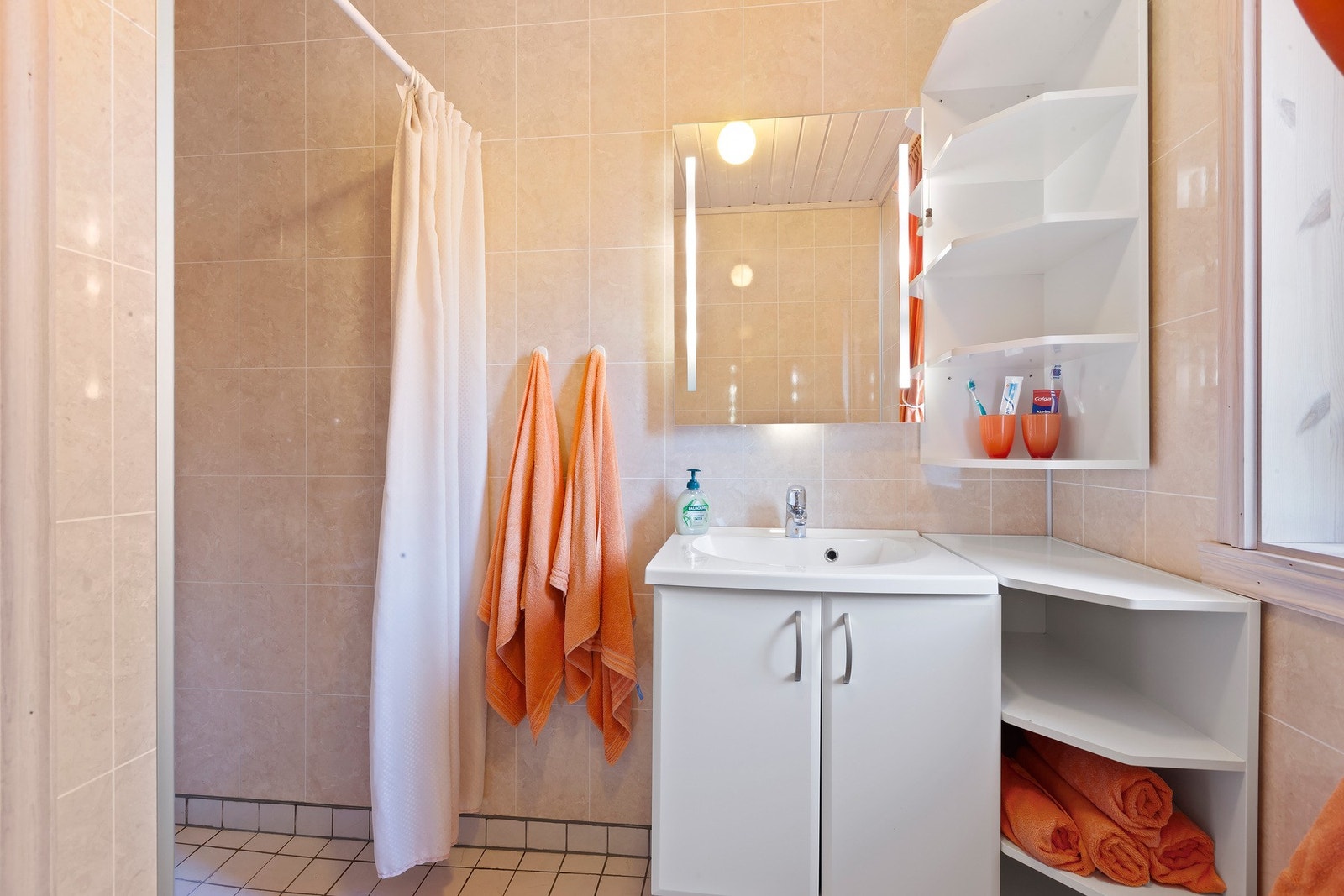 Pent og tidløst bad utstyrt med dusjnisje, innredning og wc. Galleribilde