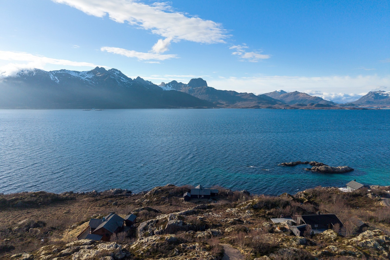Med kort vei fra de fleste steder i Vesterålen når du hytta innenfor akseptabel tid med bil, og det gjør at den blir brukt. Galleribilde