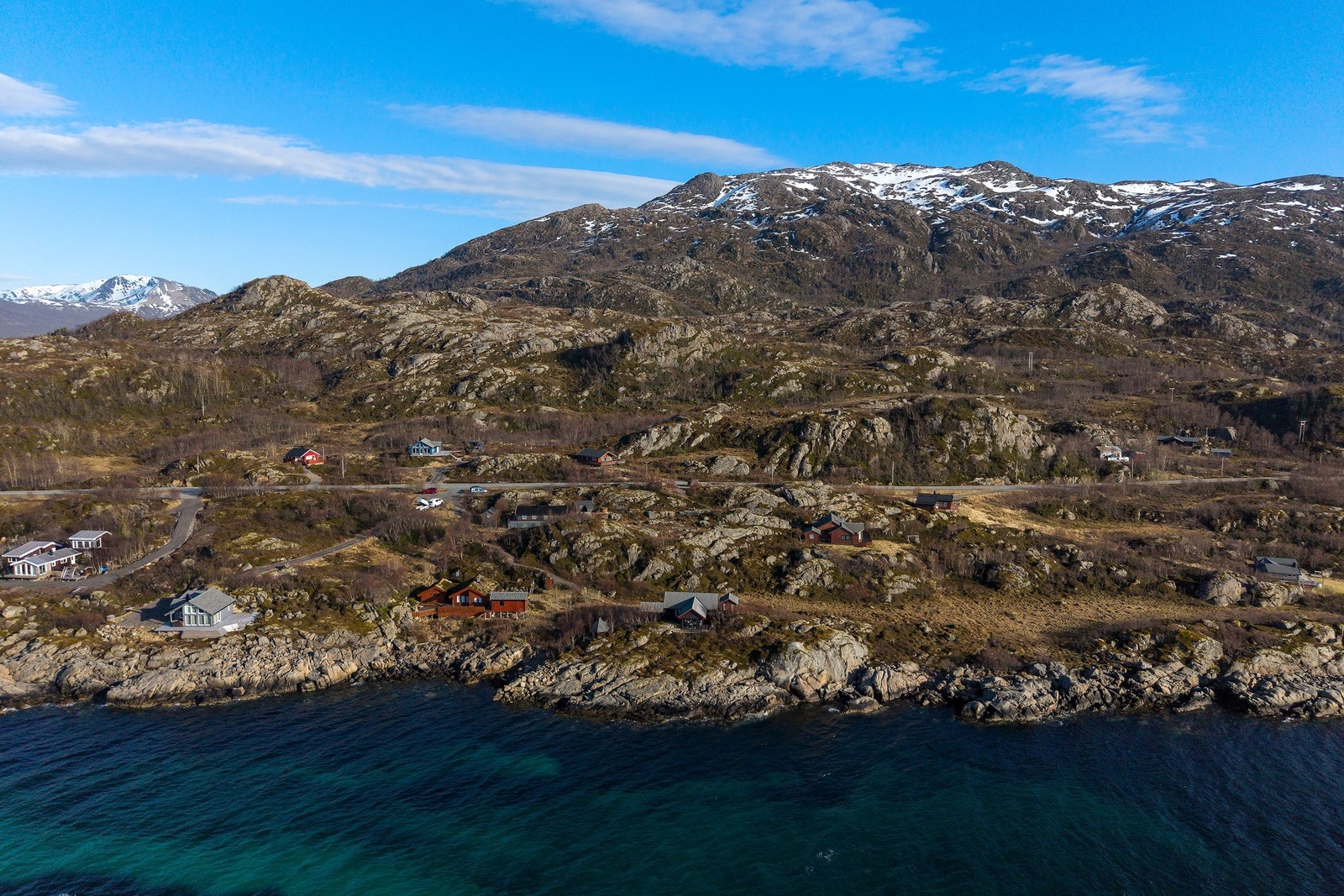Eiendommen har fin beliggenhet nært sjøen, i attraktivt område. Galleribilde