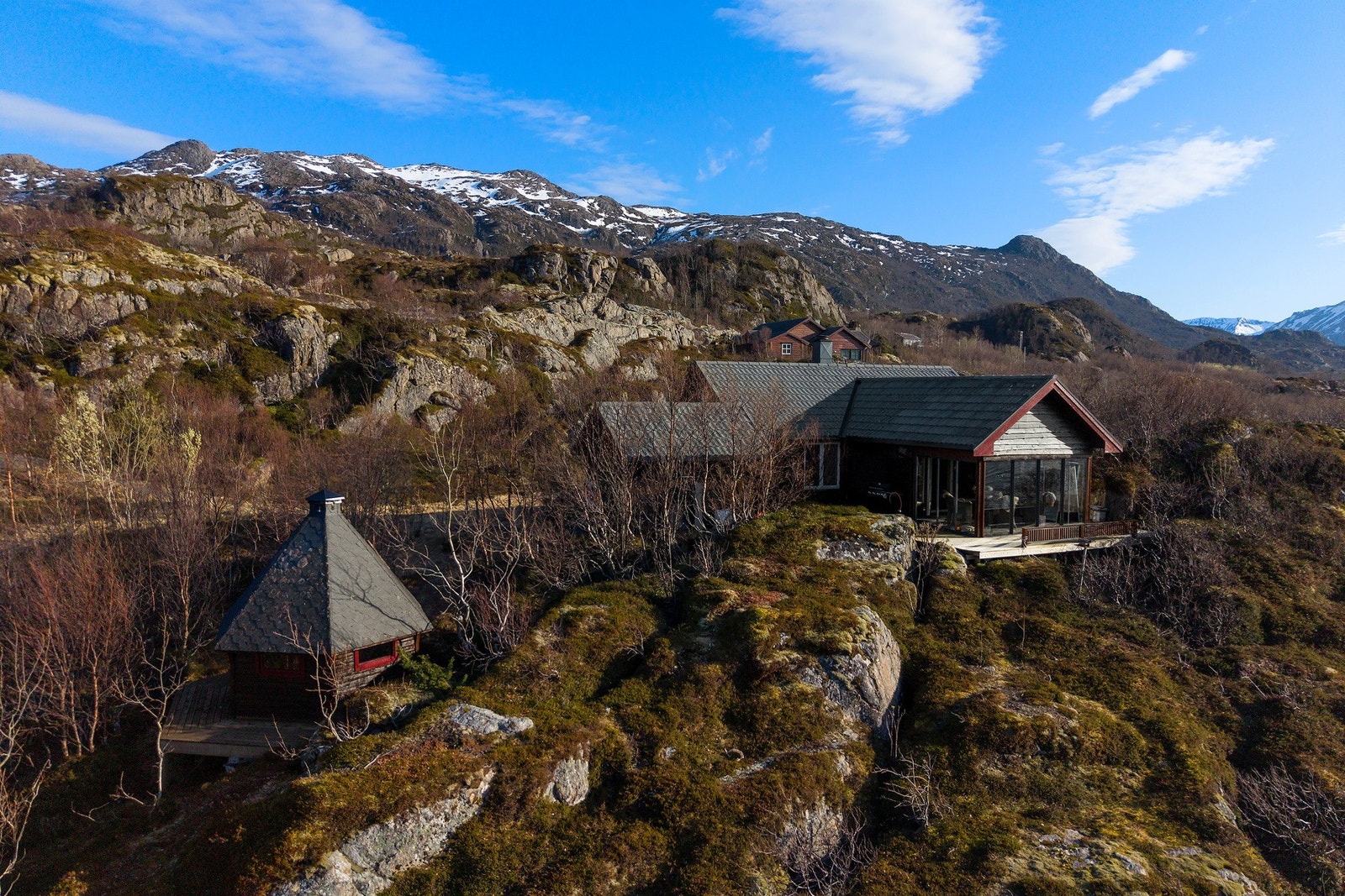 Uteområde byr på flere flotte sittesoner som en kan flytte seg til etter vær og vind. Galleribilde