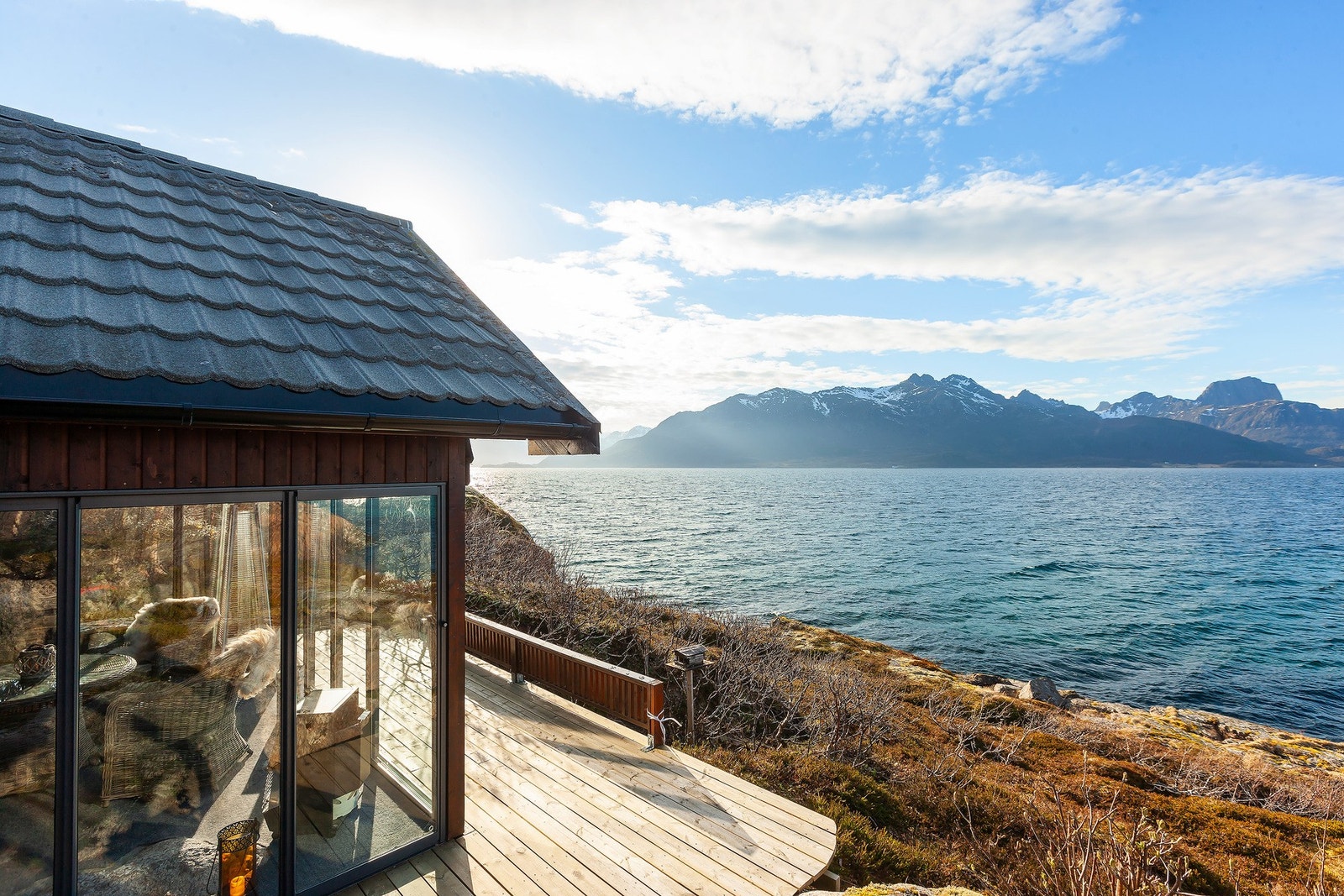 Veranda med utgang fra stue som strekker seg nesten rundt hele hytten. Galleribilde