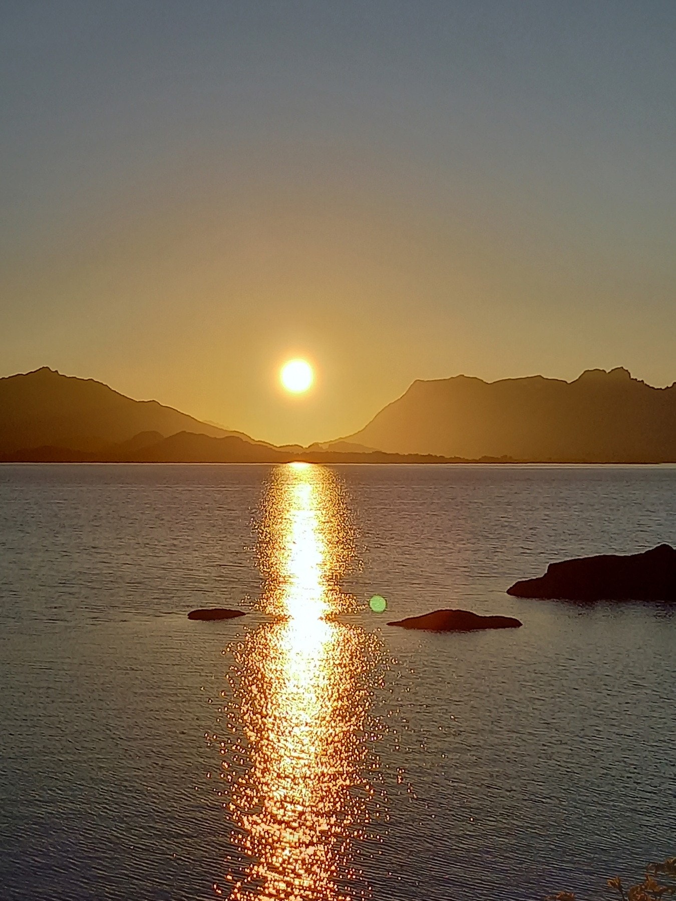 Midnattsolen som speiler seg i havet. (Selgers bilde) Galleribilde