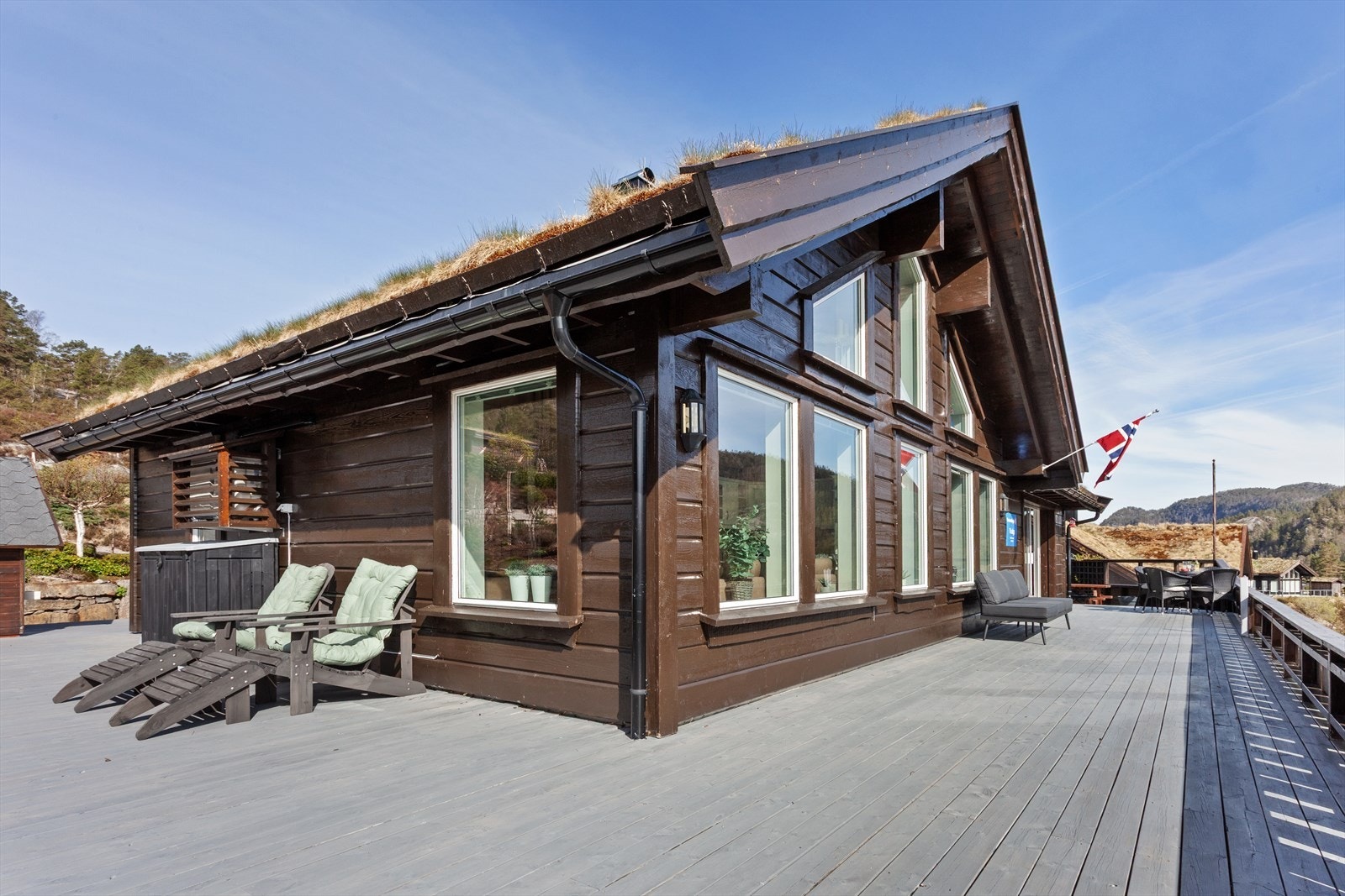 En helårshytte fra 2011 med tradisjonell torvtekking og en terrasse på hele 159 m² som omkranser hytta. Galleribilde
