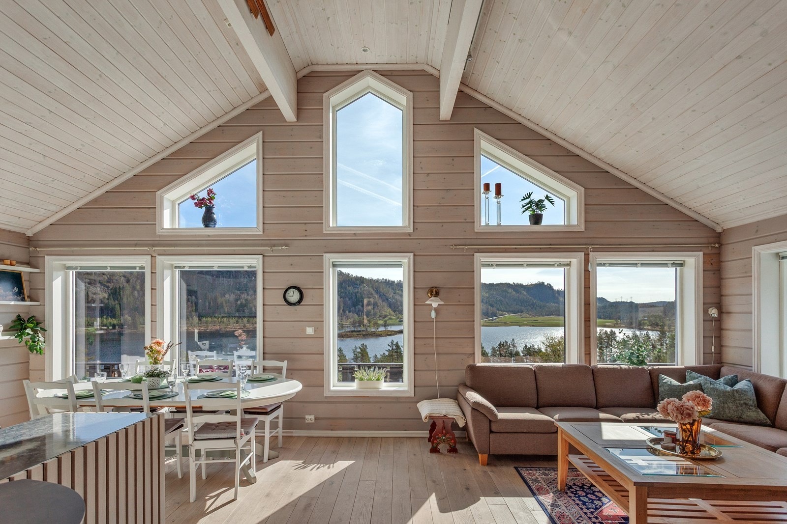 Store vindusflater og ekstra takvinduer gir rikelig med dagslys og rammer inn utsikten mot Sandvatnet. Galleribilde