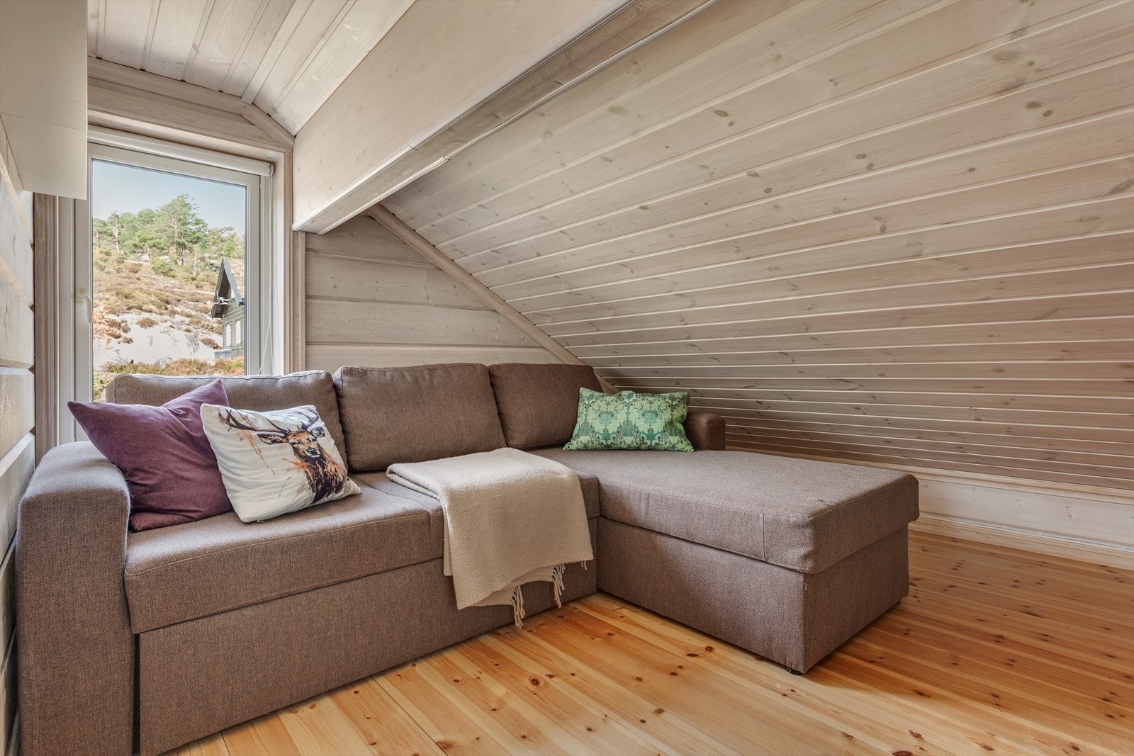 På hemsen finner du en koselig loftstue, perfekt som en ekstra TV-krok eller lekerom. Galleribilde