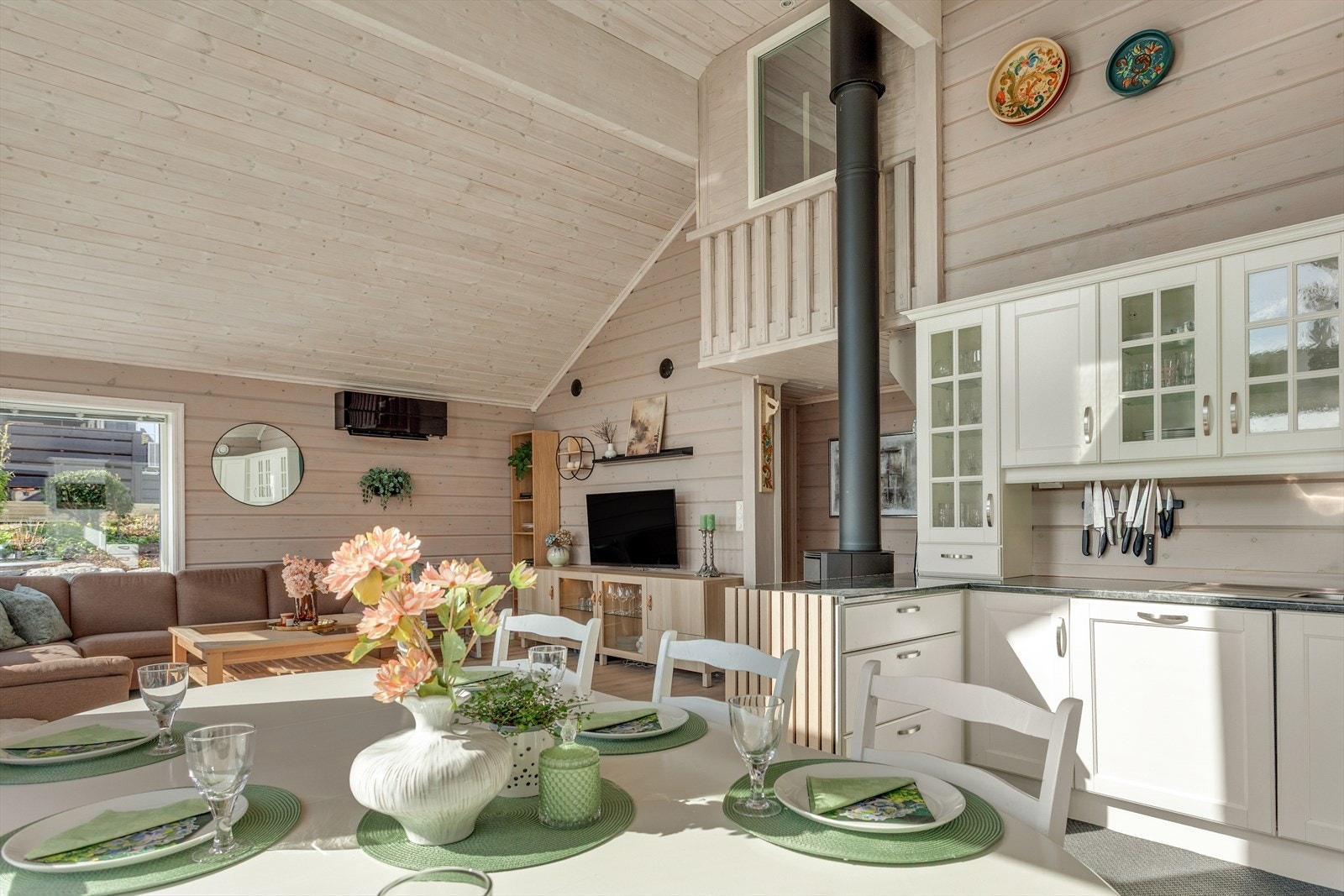 Den åpne løsningen gir god plass til både spisebord og sofagruppe. Galleribilde