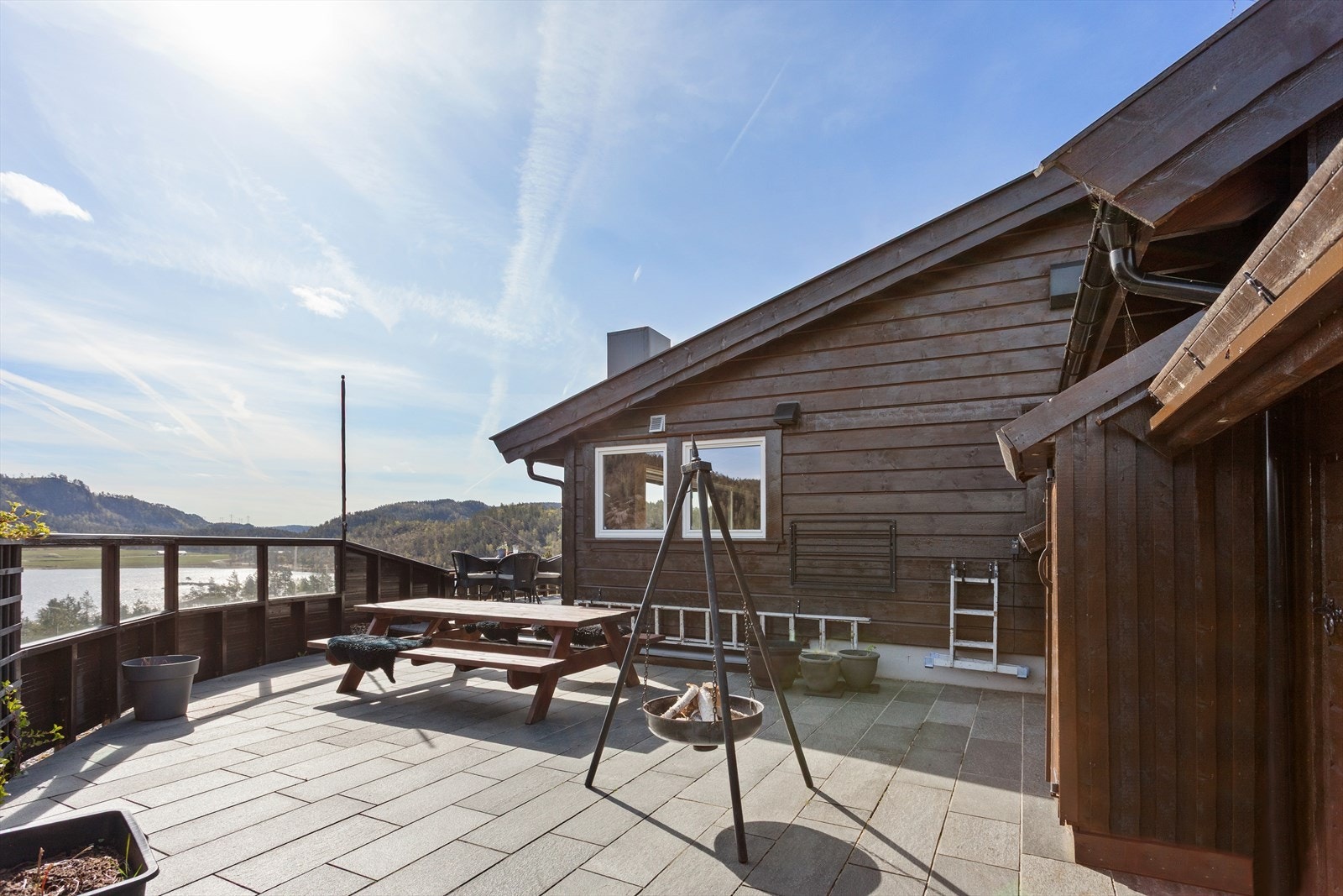 Uteplassen er et perfekt samlingspunkt for familie og venner. Galleribilde