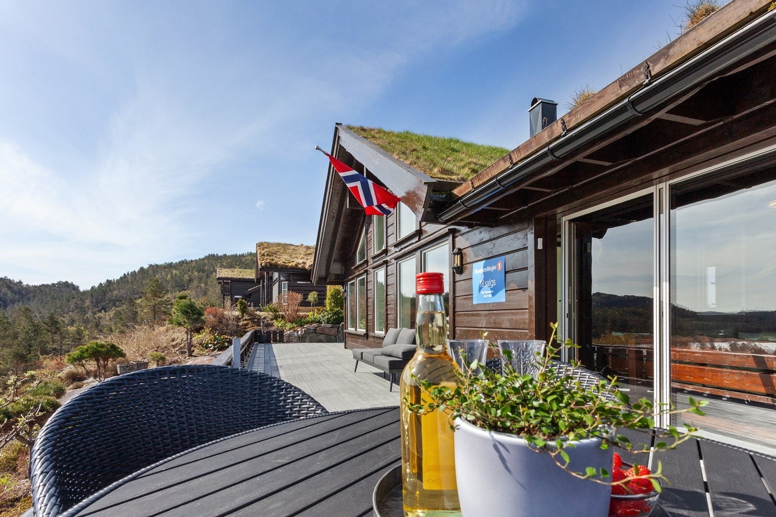 Her kan lange dager nytes med utsikt over vannet og naturomgivelsene. Galleribilde