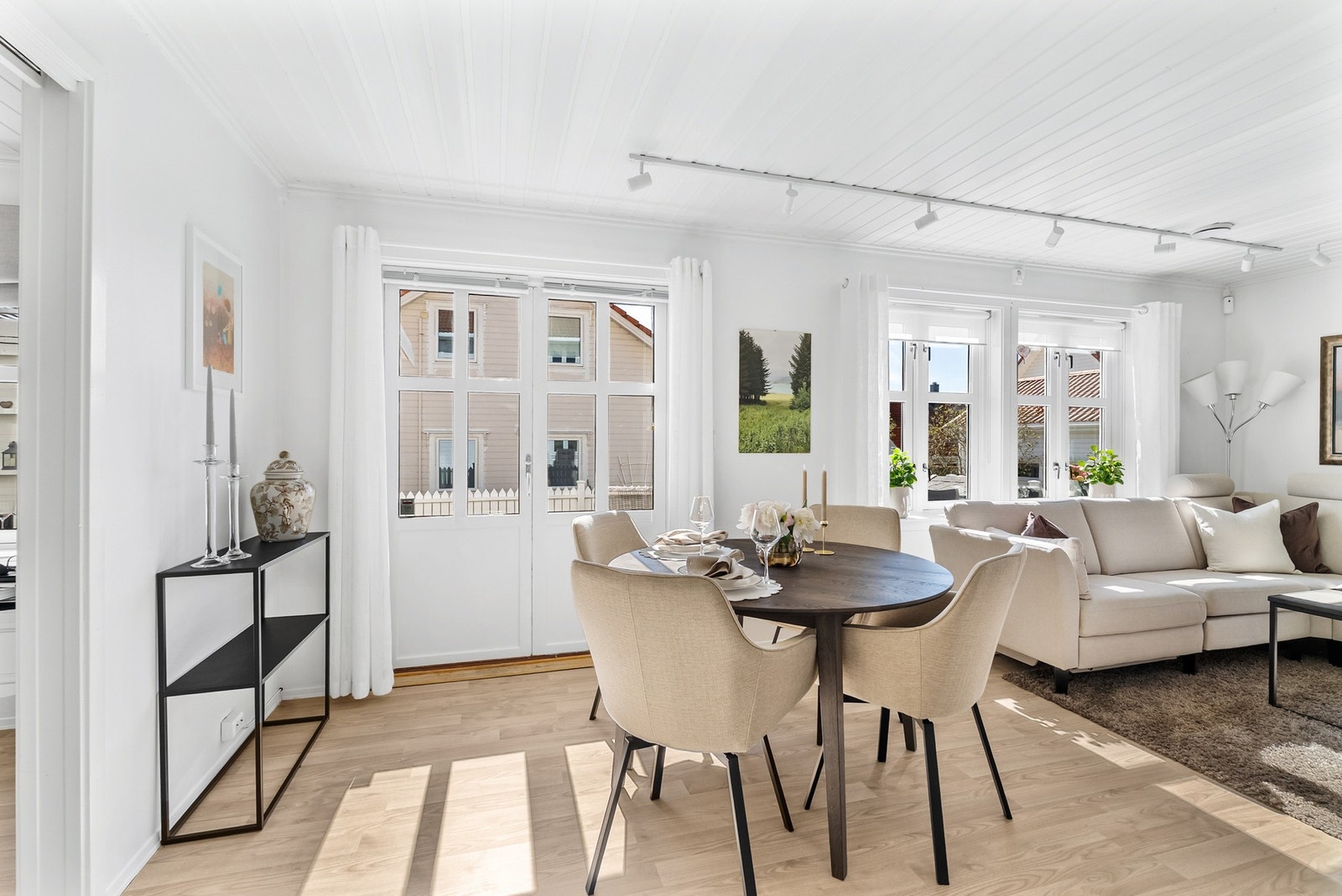 Stue/ spisestue er adskilt fra kjøkkenet. Galleribilde