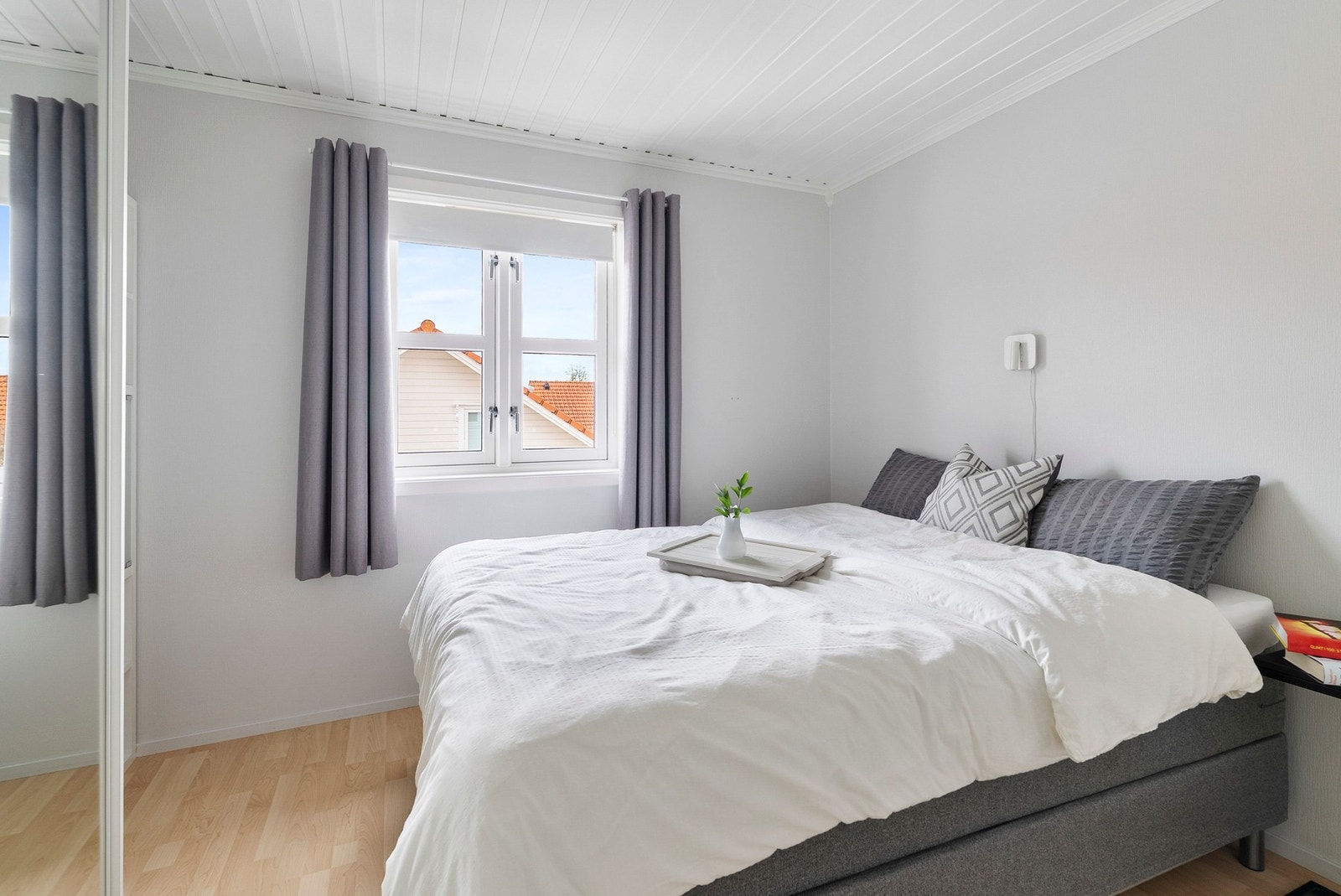 Malte trevinduer med 2-lags glass slipper inn rikelig med dagslys. Galleribilde