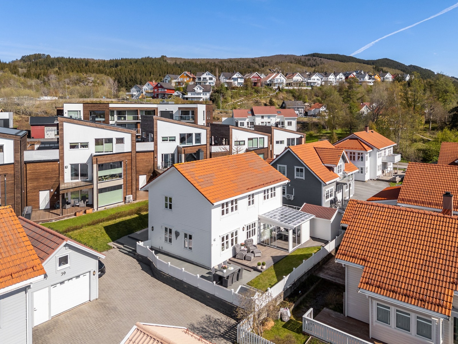 Eiendommen ligger i et etablert og barnevennlig boligområde på Grønnåsen. Galleribilde