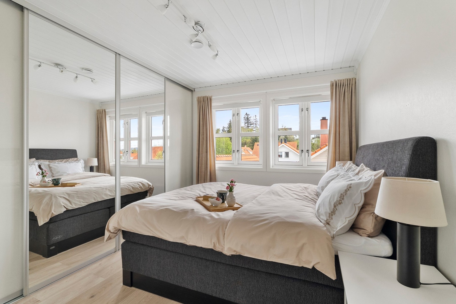Boligen har tre soverom i andre etasje. Dette rommet har en stor skyvedørsgarderobe med speilfronter. Galleribilde