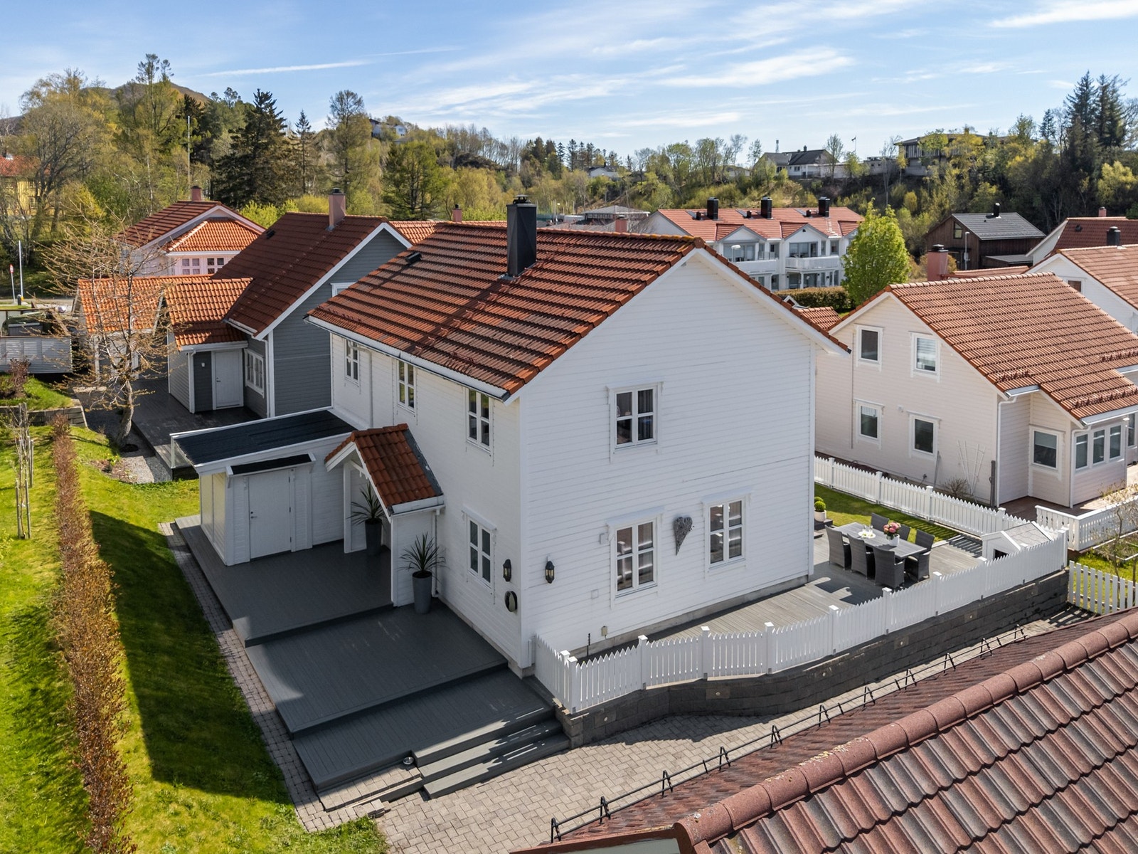Enebolig fra 1997 med store, opparbeidede uteområder som inkluderer en romslig terrasse og en innglasset hagestue. Galleribilde
