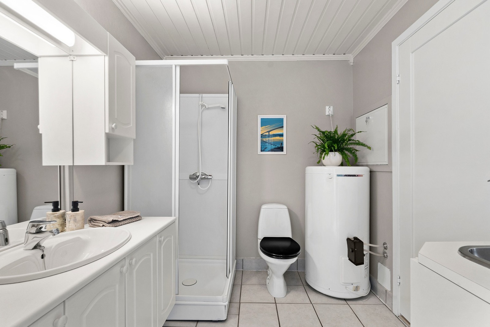 Badet i første etasje har flislagt gulv med elektriske varmekabler. Galleribilde