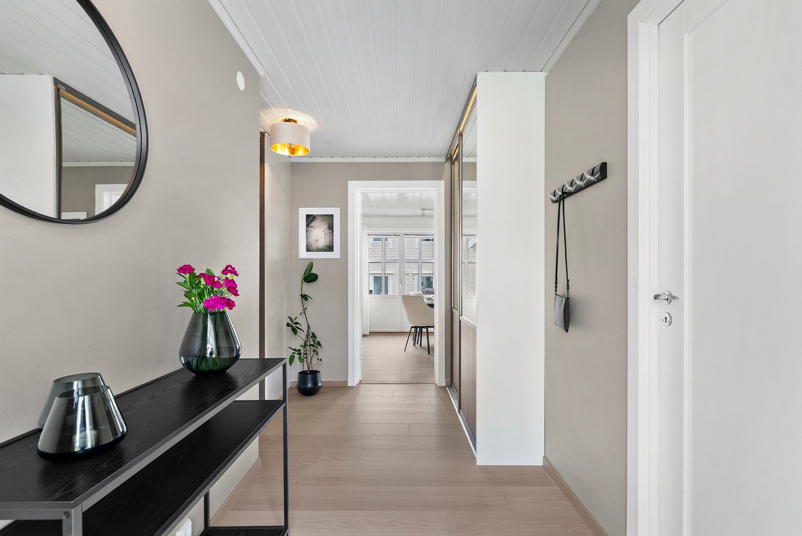 Entré med praktisk bod til høyre. Galleribilde