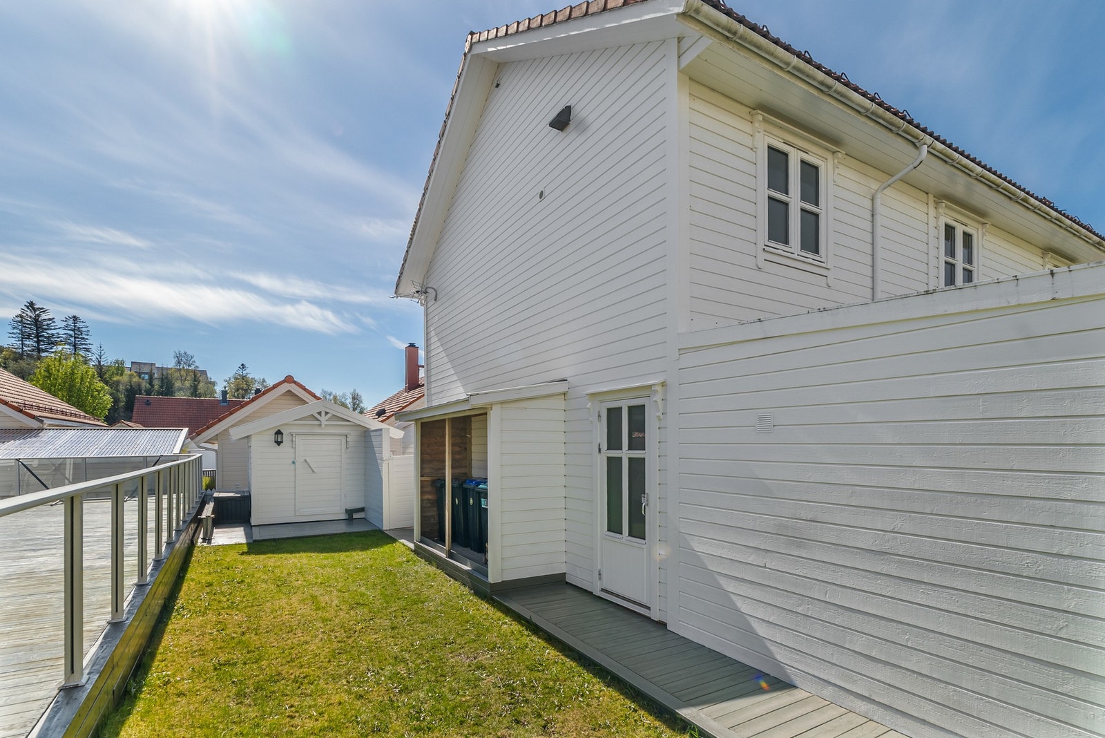På baksiden av huset er det en praktisk utebod. Galleribilde