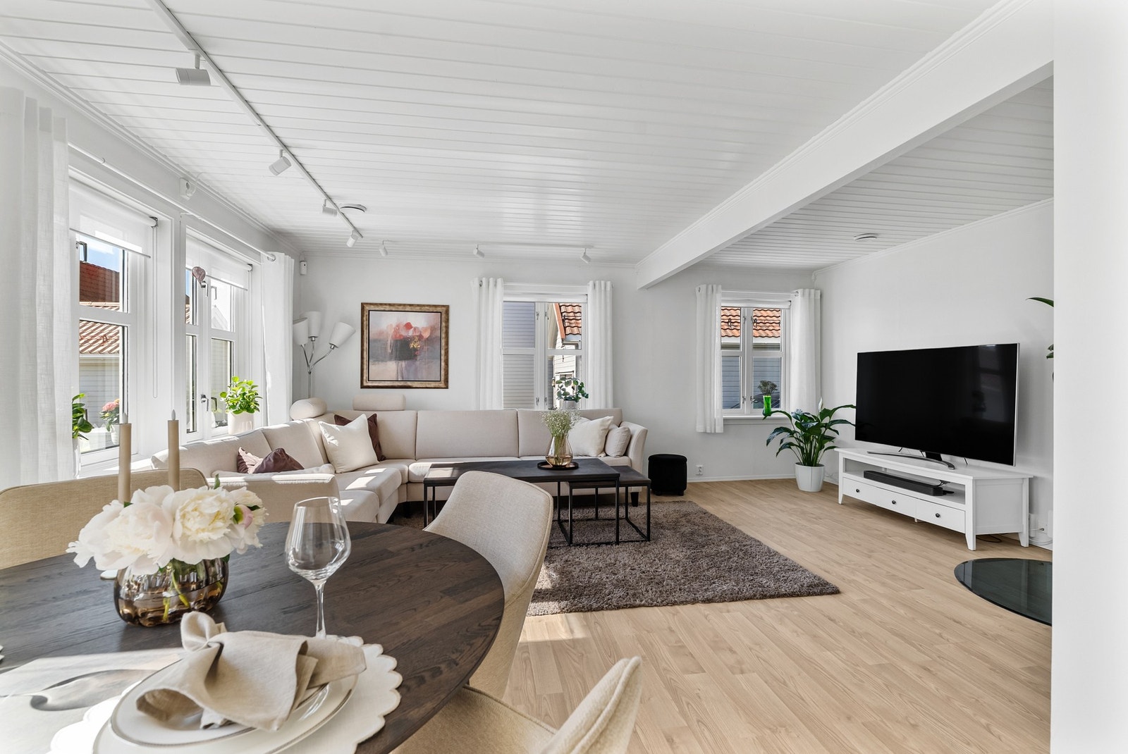 Stuen er et lyst og sosialt rom med flere vinduer og god romfølelse. Galleribilde
