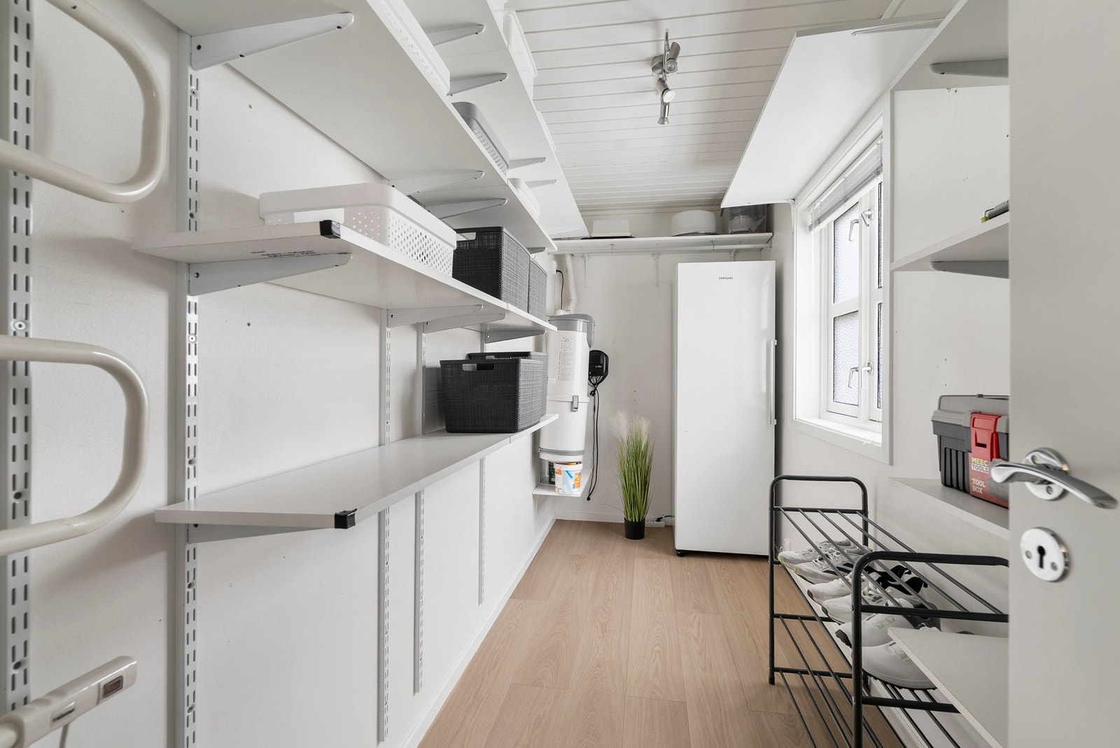 Bod med gode hyllesystemer for effektiv oppbevaring. Galleribilde