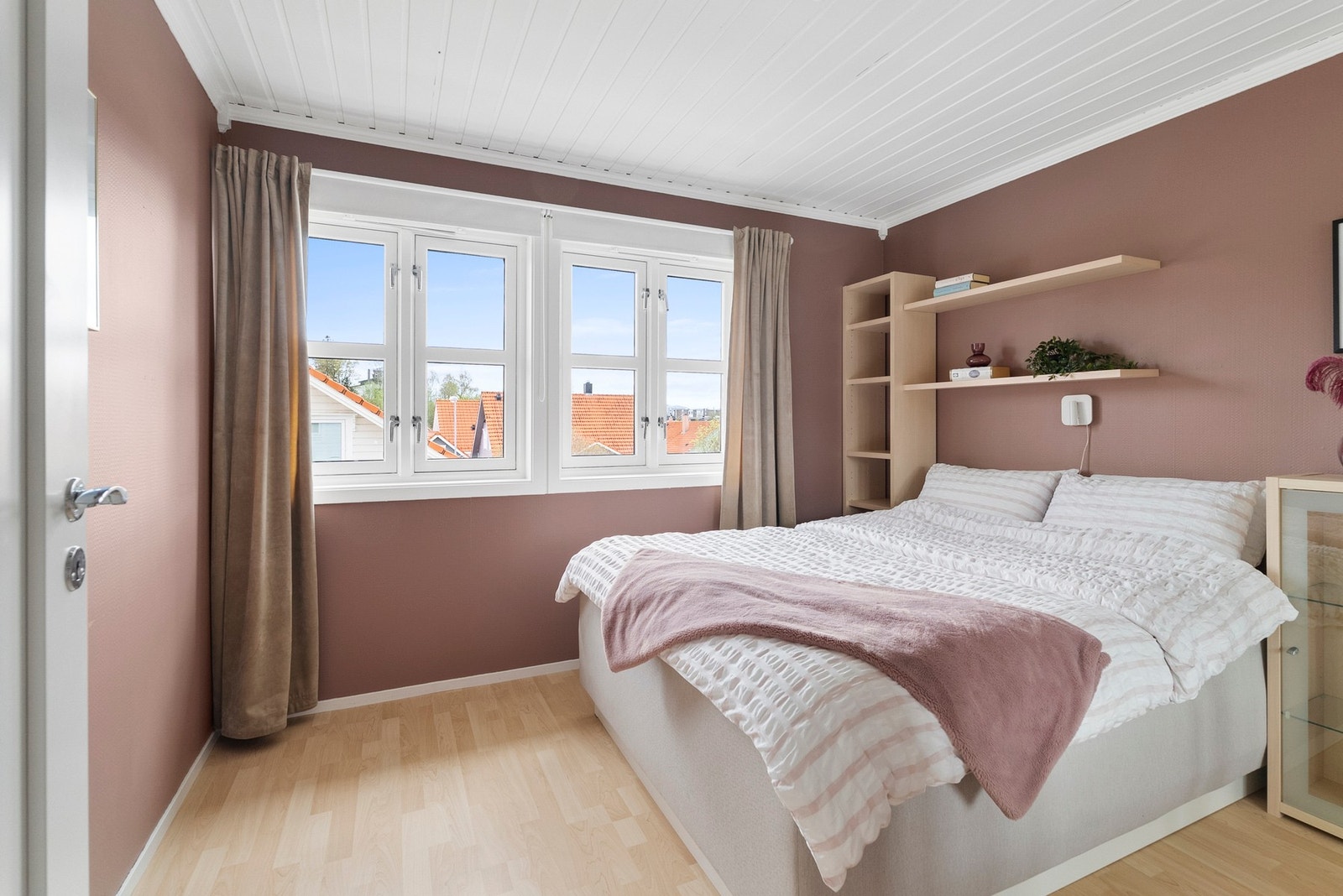 Det tredje soverommet er lunt og har plassbygde hyller for smart oppbevaring. Galleribilde