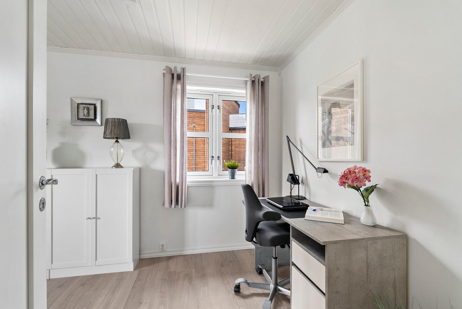 Her er det også plass til en egen kontorkrok for hjemmekontor eller studier. Galleribilde