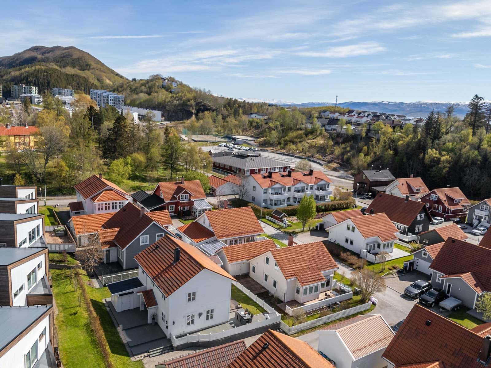 Kort vei til Grønnåsen skole (1-7 kl.) som ligger kun 600 meter unna. Galleribilde