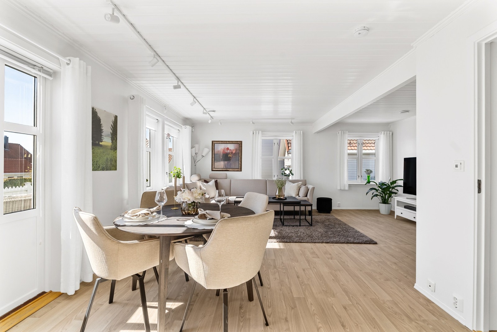 Lys og romslig stue med god plass til flere soner. Galleribilde