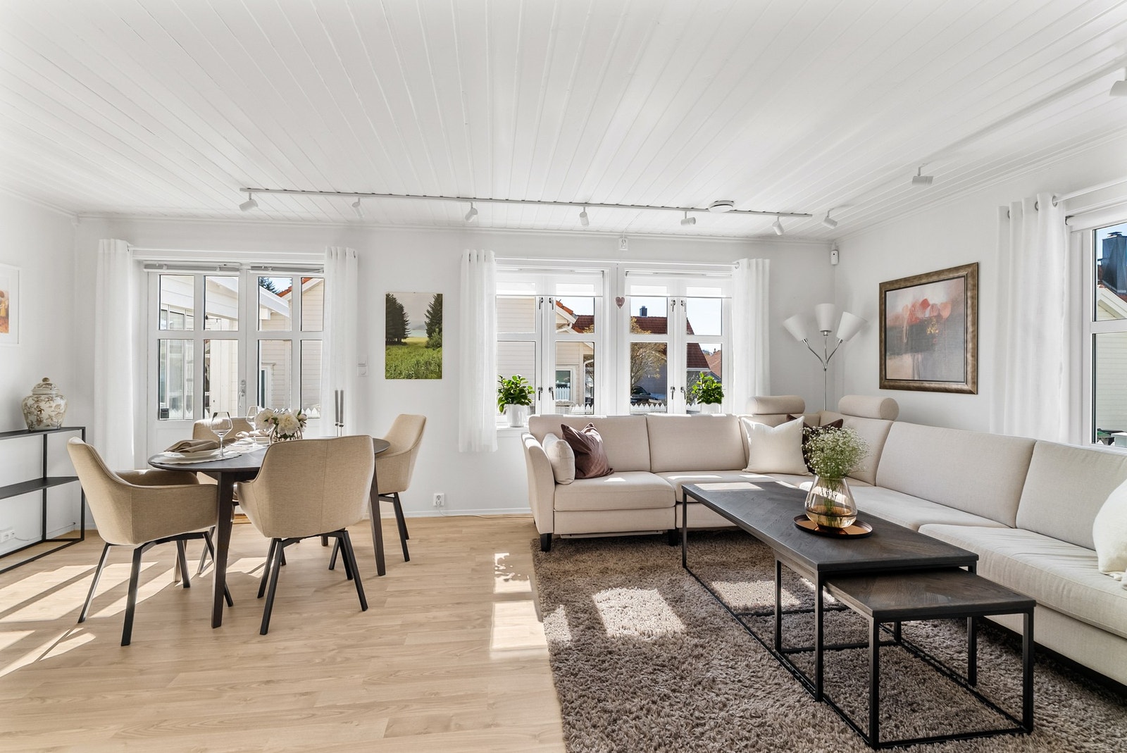 Fire av vinduene på vestveggen ble skiftet i 2021. Galleribilde