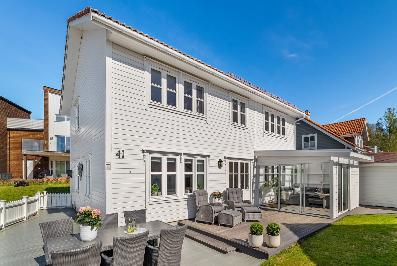 Fasaden mot hagen med den innglassede terrassen og utgang fra stuen. Galleribilde