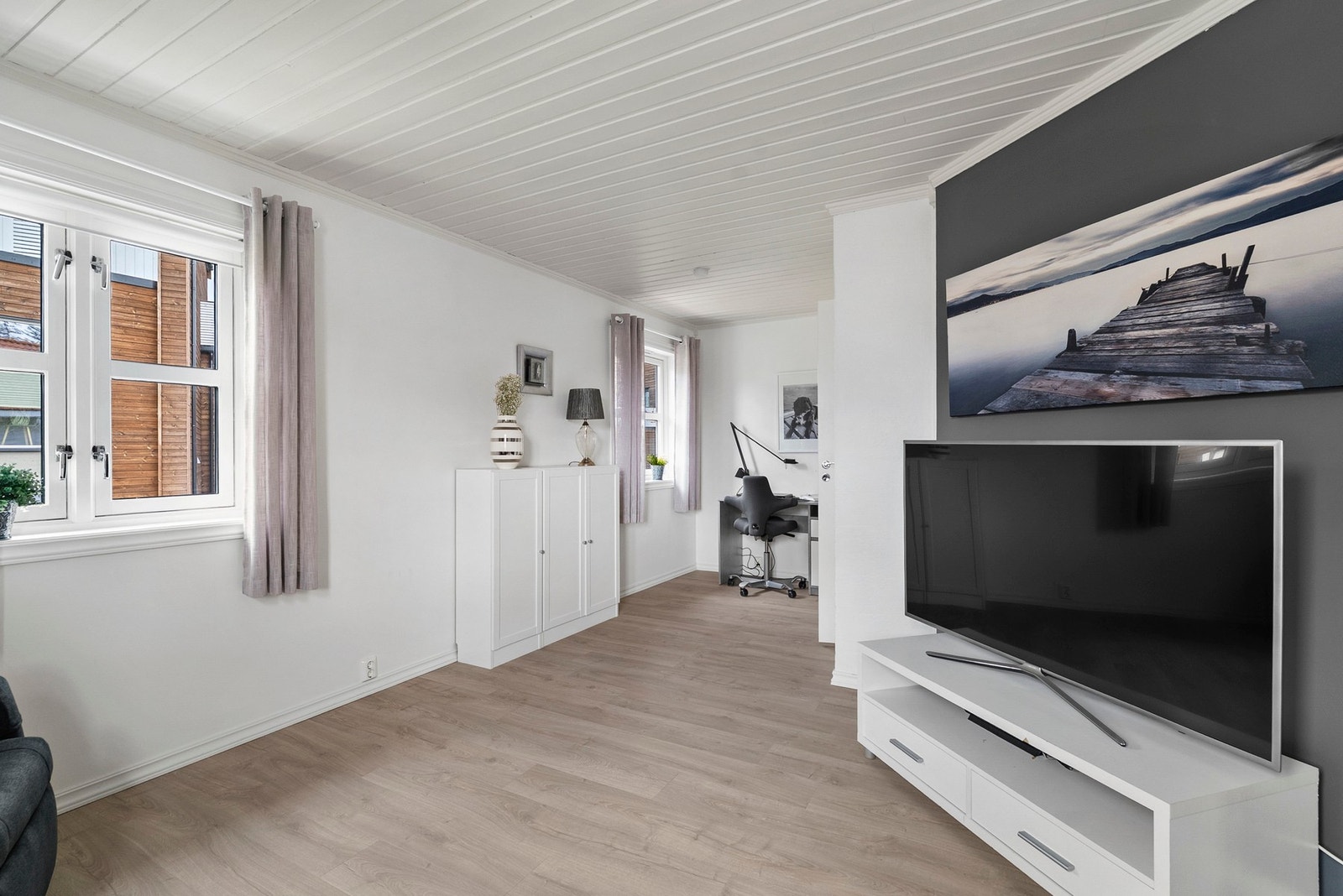 Stuen i andre etasje gir fleksibilitet og flere soner for familien. Galleribilde