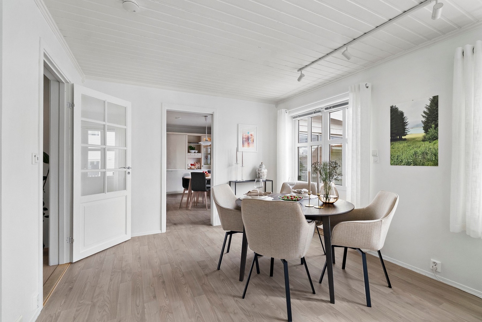 God plass til spisegruppe. Galleribilde