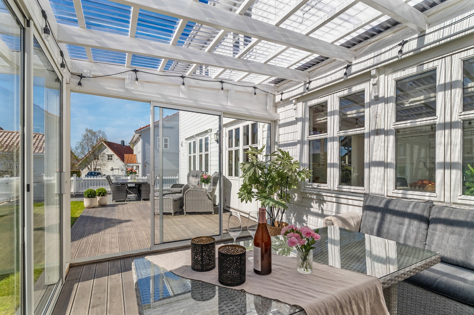 Skyvedører i glass åpner opp mot resten av terrassen og hagen. Galleribilde