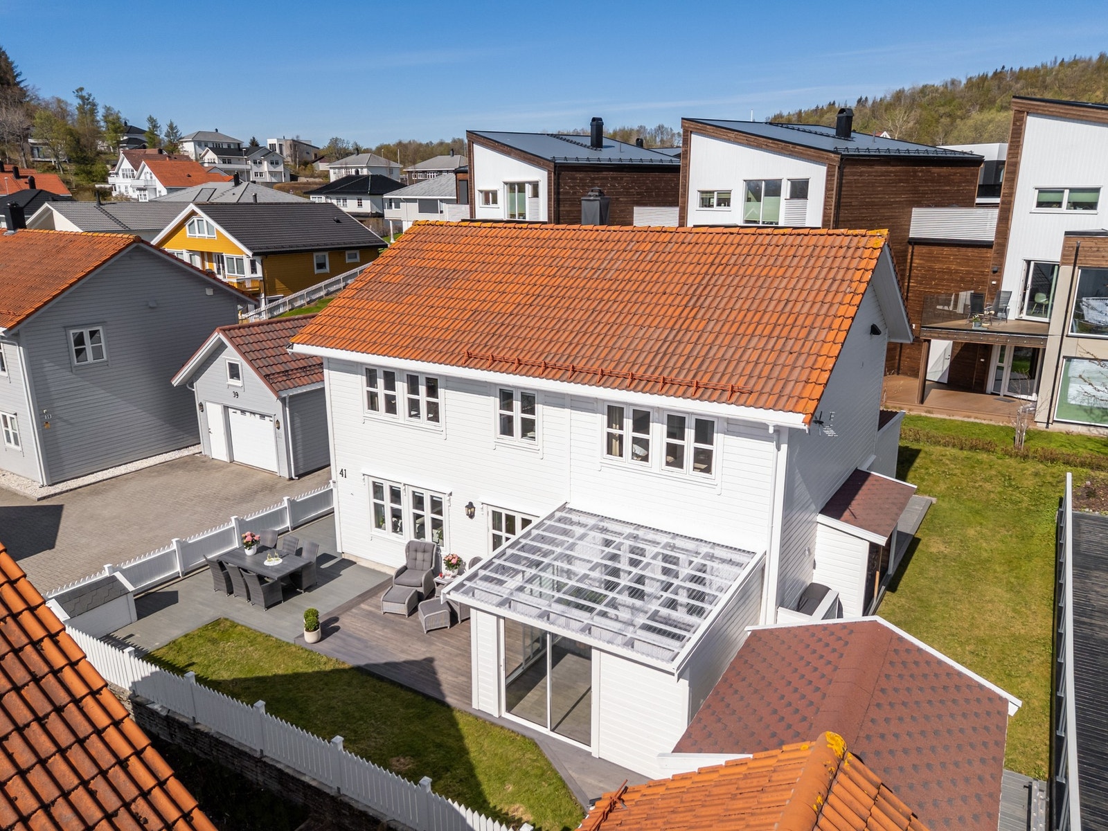 Gangavstand til matbutikker og treningssenter. Galleribilde