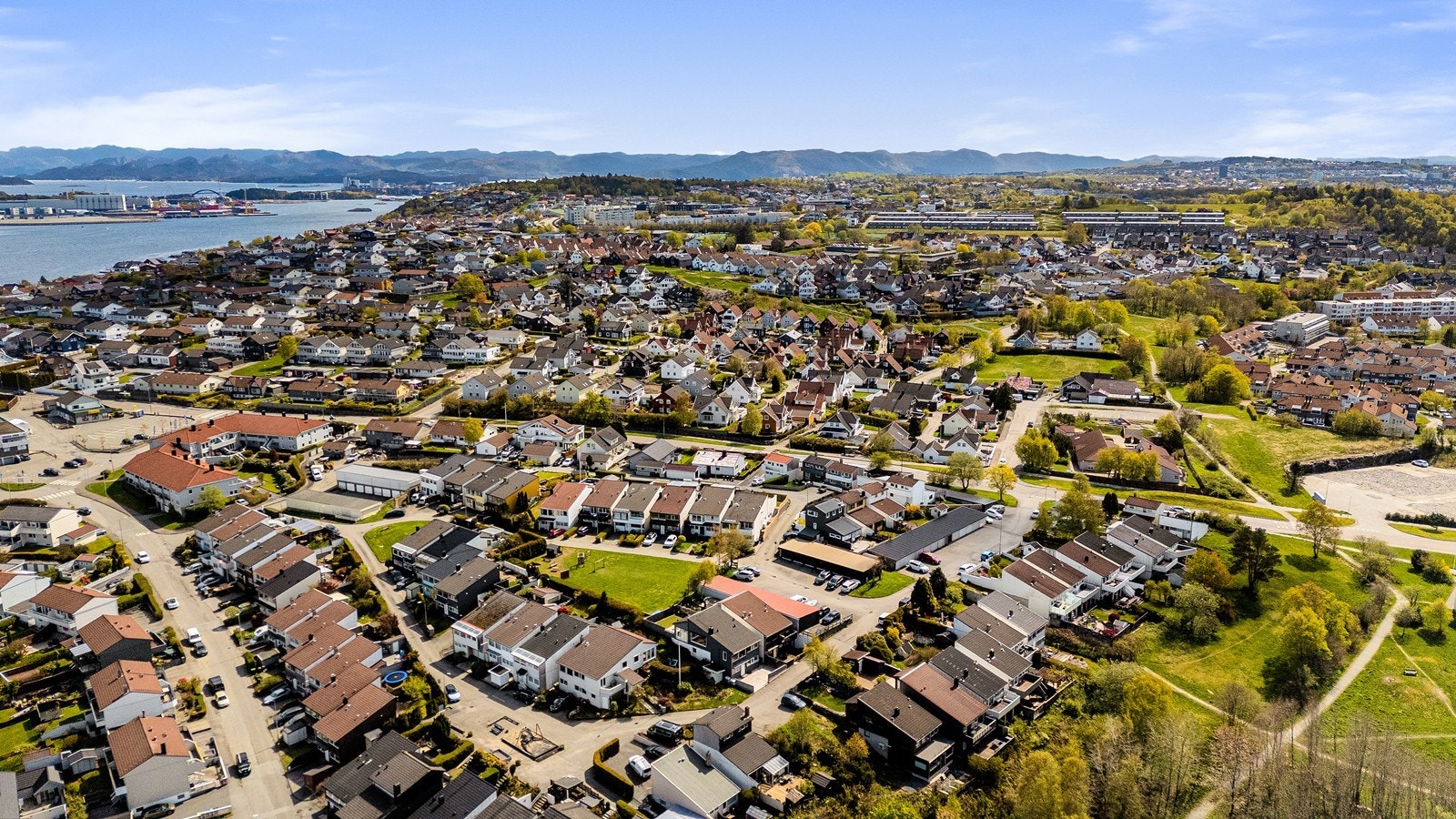 Dronefoto av Vardeneset/Tasta Galleribilde