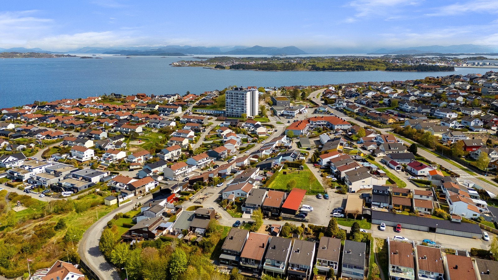 Dronefoto over Vardeneset og ut mot innseilingen til Stavanger Galleribilde